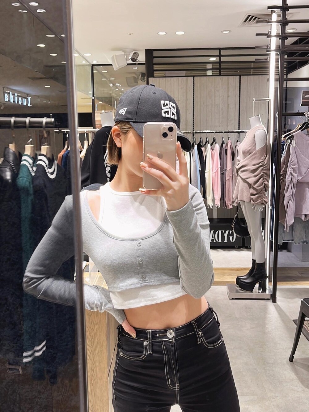 ブラック系のデニムパンツ、ブラック系のパンプス、グレー系のTシャツ/カットソーを着用したレディースの冬コーディネートの2枚目の写真