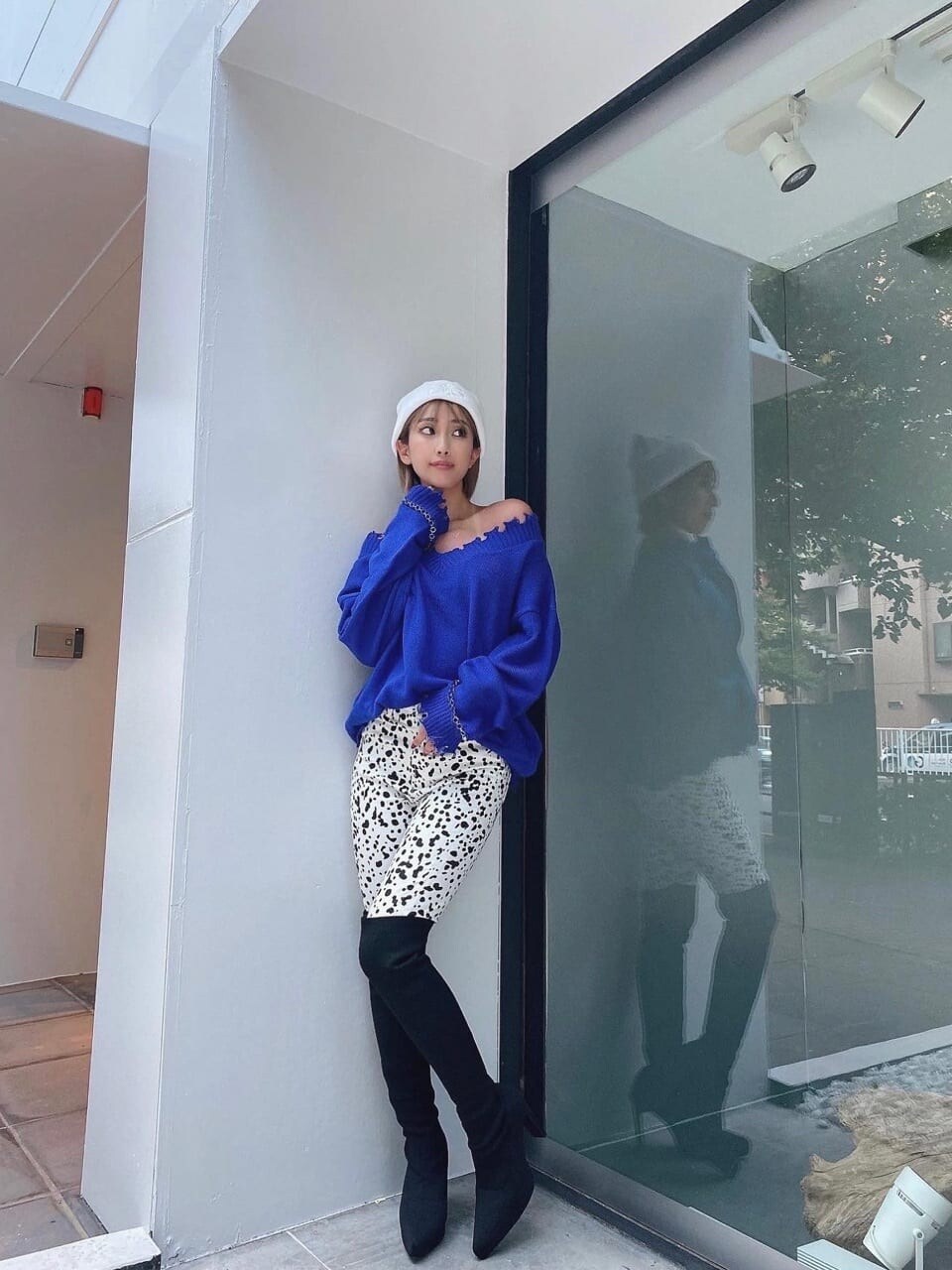 ブルー系のニット/セーター、ブラック系のブーツ、その他のその他パンツを着用したレディースの夏コーディネートの2枚目の写真