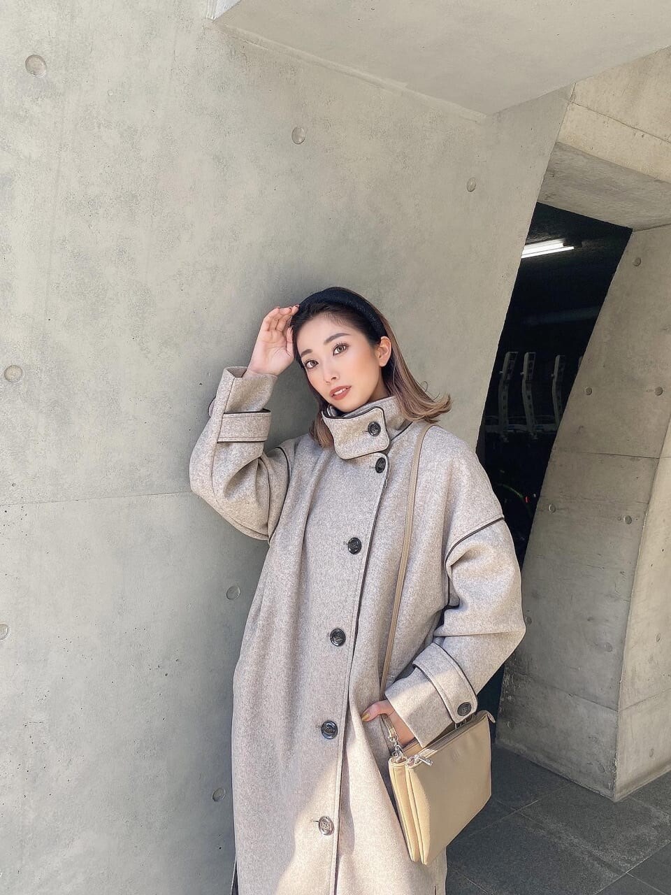 ベージュ系のその他アウターを着用したレディースの秋コーディネートの4枚目の写真