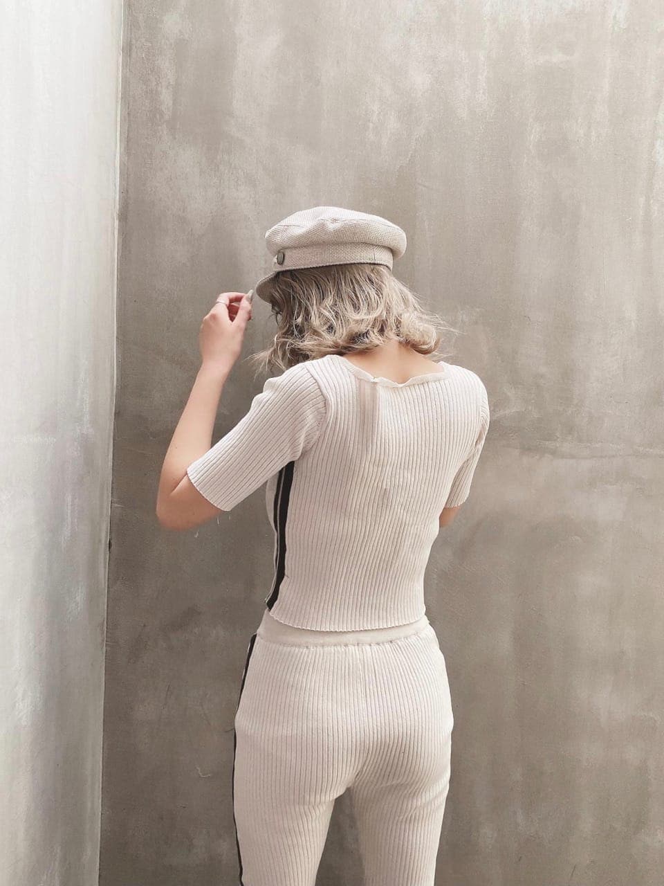 ホワイト系のその他パンツ、ホワイト系のTシャツ/カットソー、ホワイト系のその他雑貨を着用したレディースの夏コーディネートの3枚目の写真