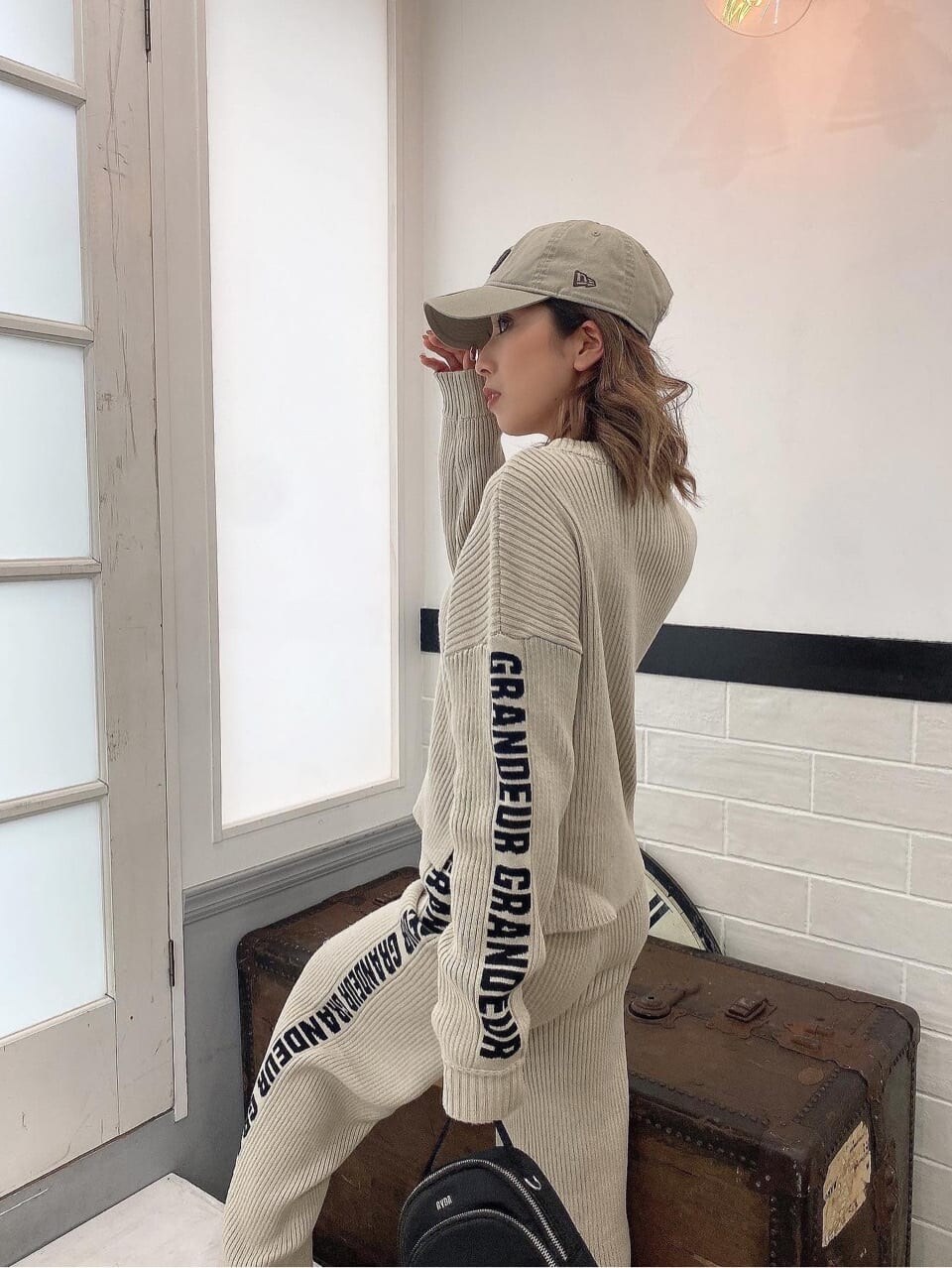 ホワイト系のパンプス、ベージュ系のその他パンツ、ベージュ系のニット/セーターを着用したレディースの冬コーディネートの6枚目の写真