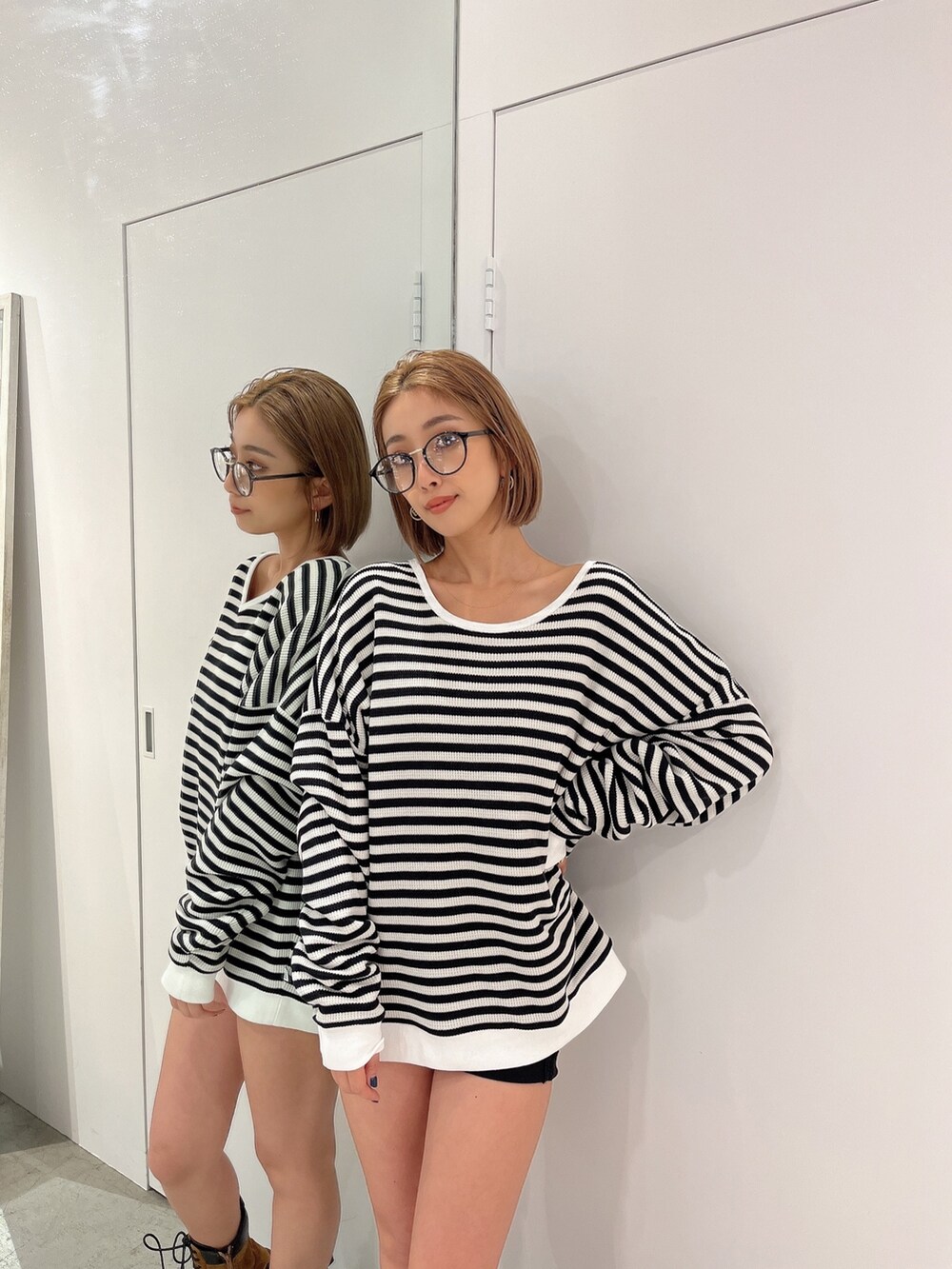 ホワイト系のスウェット、ブラウン系のブーツ、その他のサングラスを着用したレディースの秋コーディネートの7枚目の写真