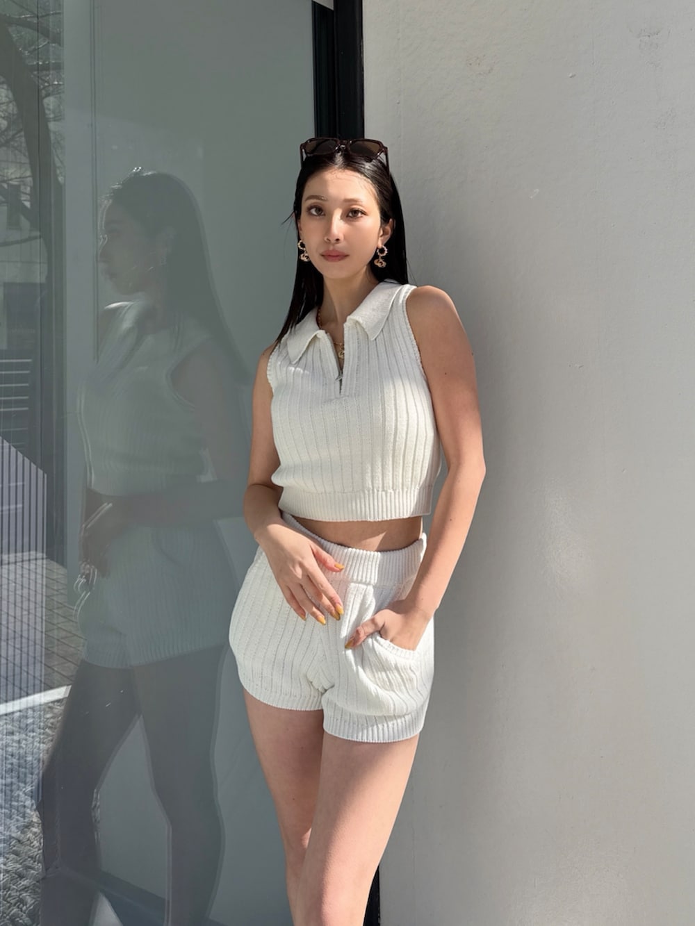 ホワイト系のニット/セーターを着用したレディースの夏コーディネートの4枚目の写真