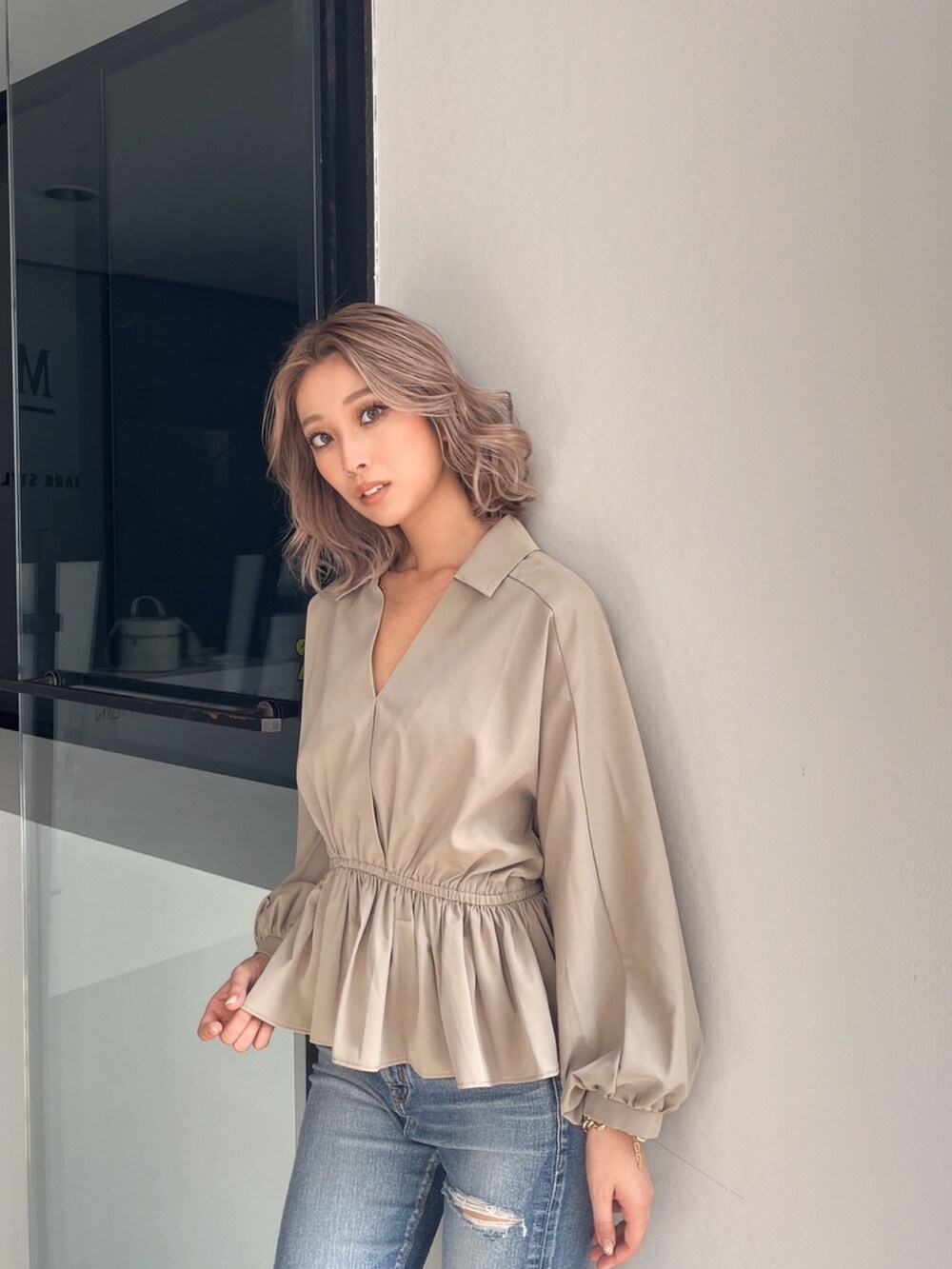 ベージュ系のシャツ/ブラウスを着用したレディースの冬コーディネートの3枚目の写真