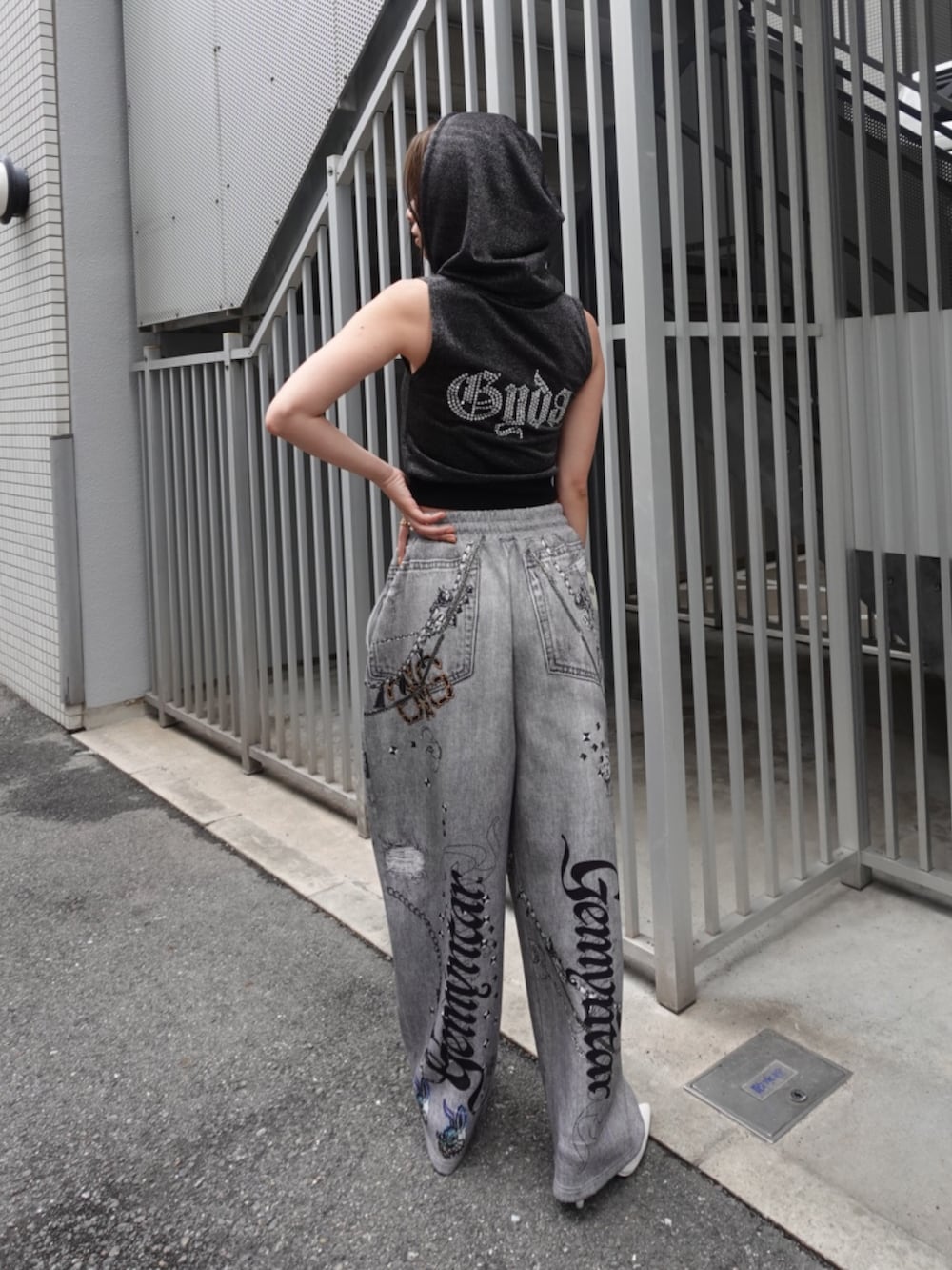 ブラック系のデニムパンツ、ブラック系のパーカーを着用したレディースの夏コーディネートの5枚目の写真