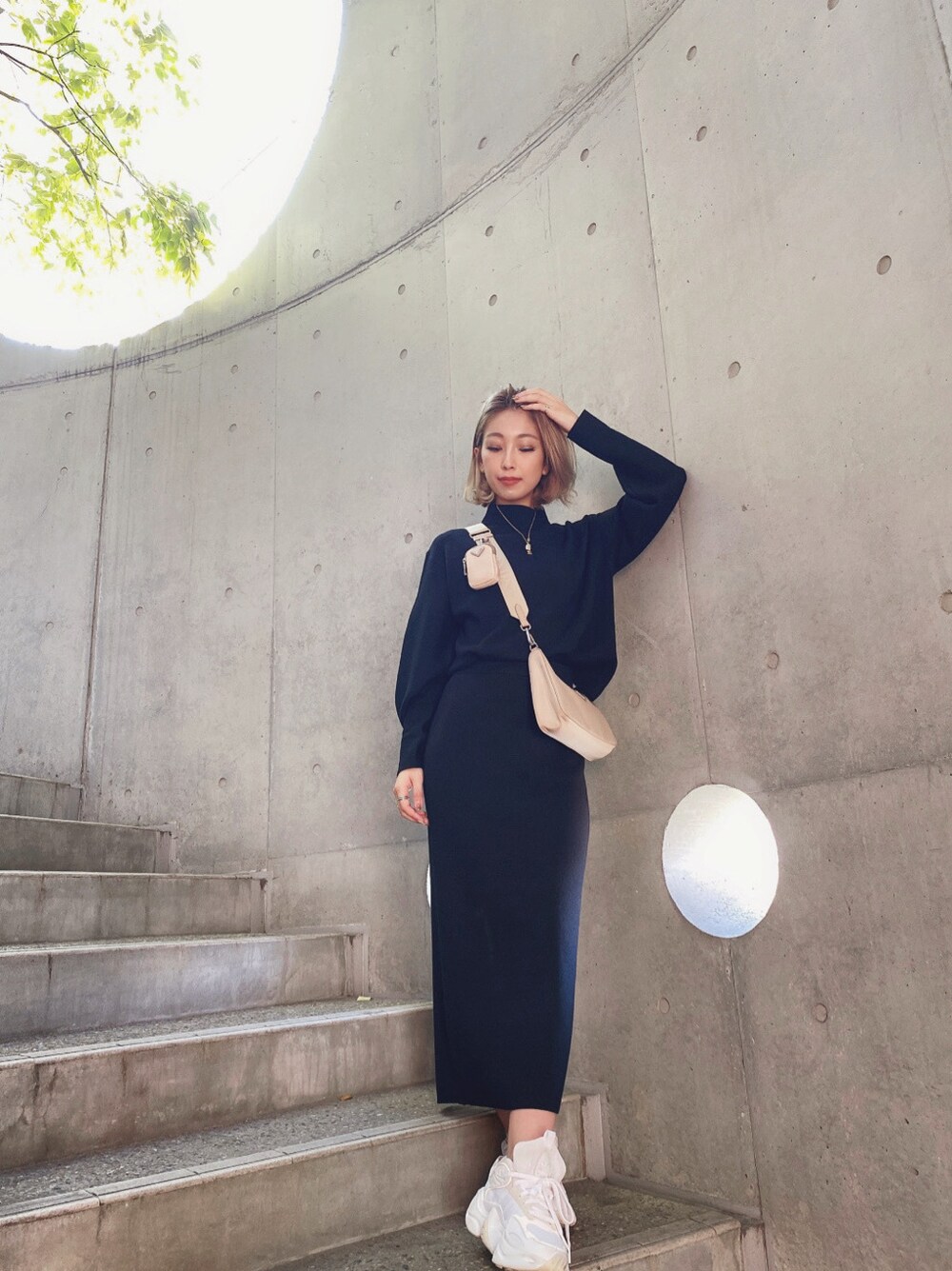 ブラック系のスカート、ブラック系のニット/セーターを着用したレディースの秋コーディネートの2枚目の写真