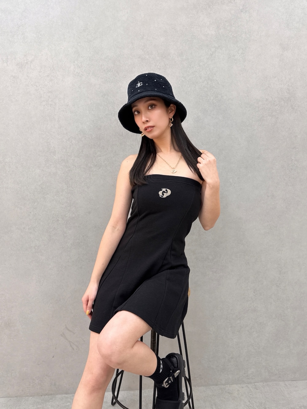 ブラック系のワンピースを着用したレディースの夏コーディネートの3枚目の写真