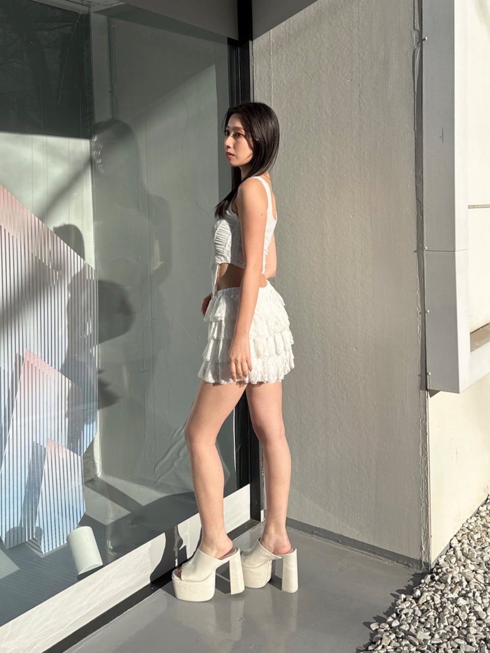 ホワイト系のその他パンツ、ホワイト系のタンクトップを着用したレディースの秋コーディネートの2枚目の写真