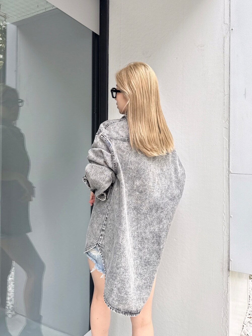 ブラック系のシャツ/ブラウスを着用したレディースの春コーディネートの7枚目の写真