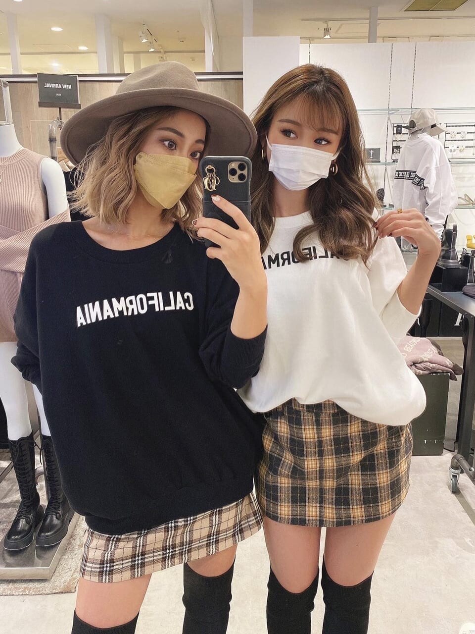 ブラック系のブーツ、その他のスカート、ブラック系のスウェットを着用したレディースの秋コーディネートの2枚目の写真