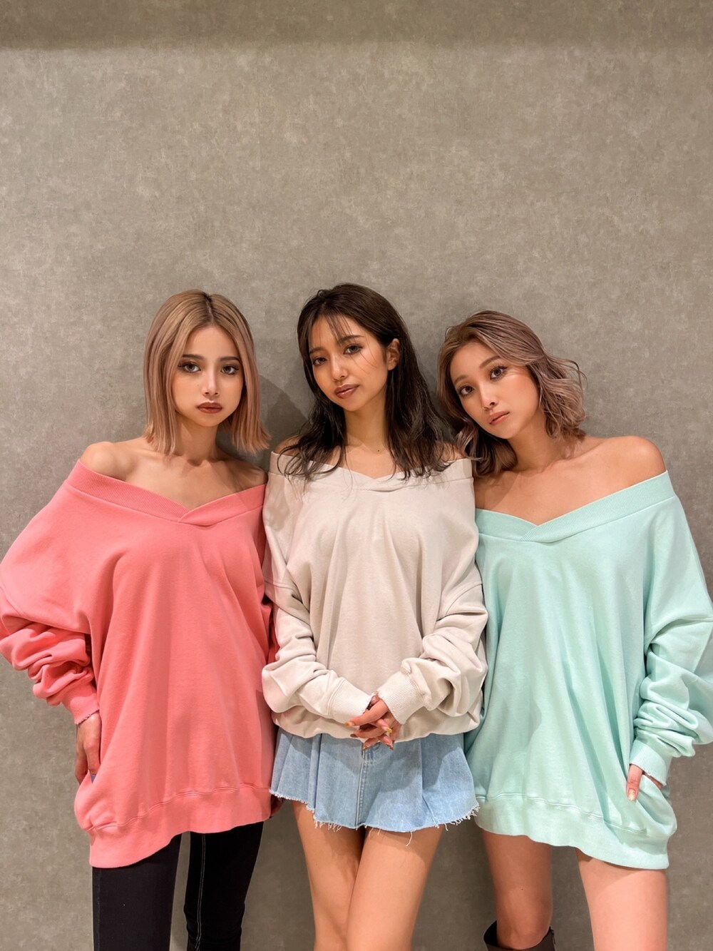 グリーン系のスウェットを着用したレディースの冬コーディネートの2枚目の写真