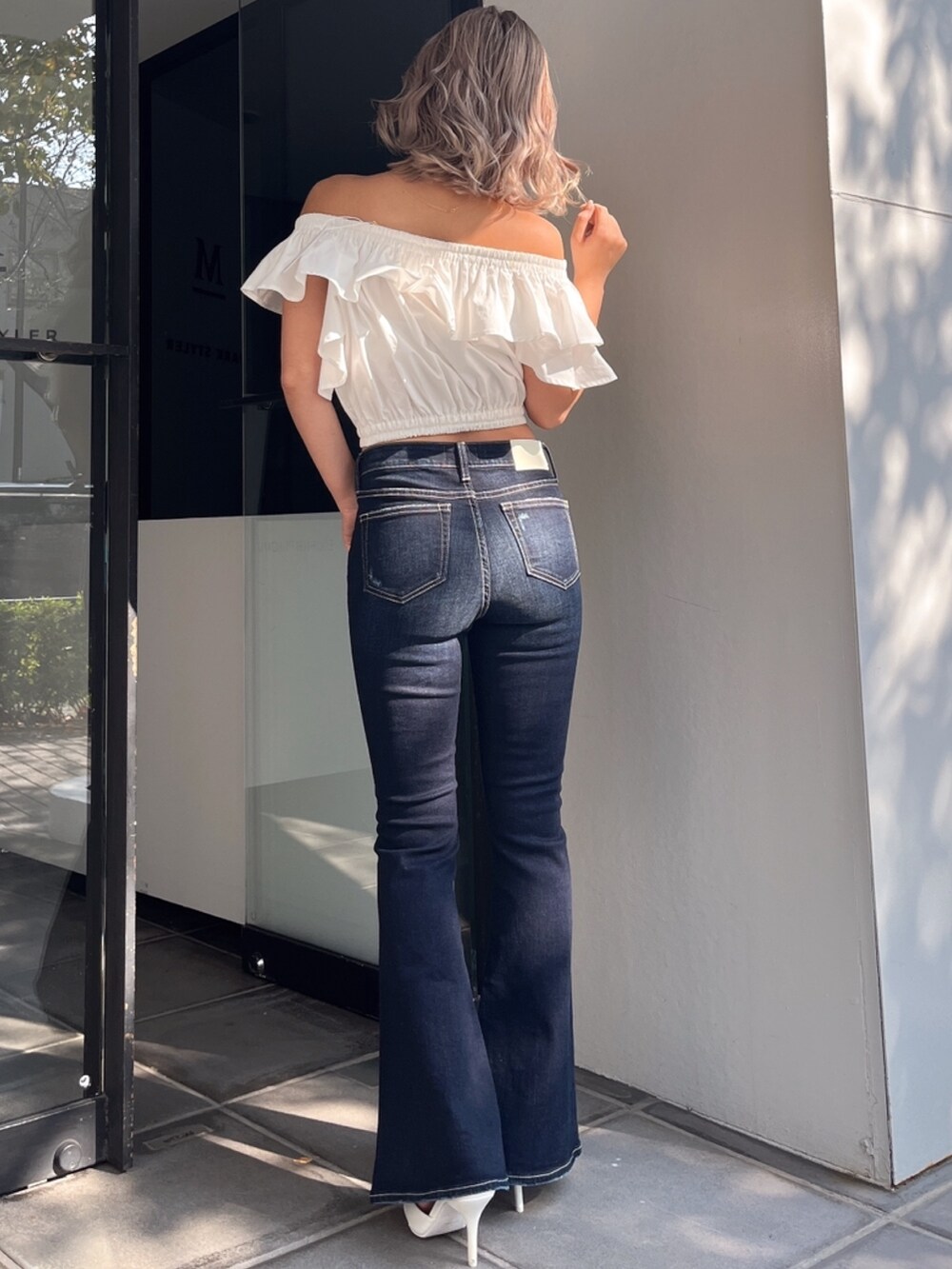 ホワイト系のシャツ/ブラウスを着用したレディースの夏コーディネートの4枚目の写真