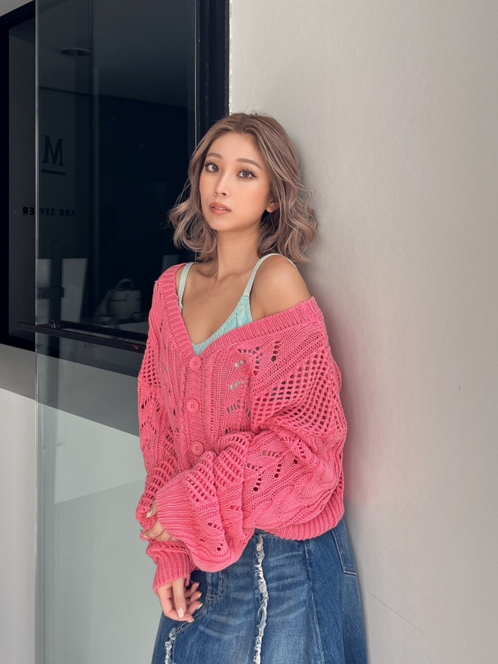 ブルー系のキャミソール、ピンク系のカーディガン/ボレロを着用したレディースの春コーディネートの4枚目の写真