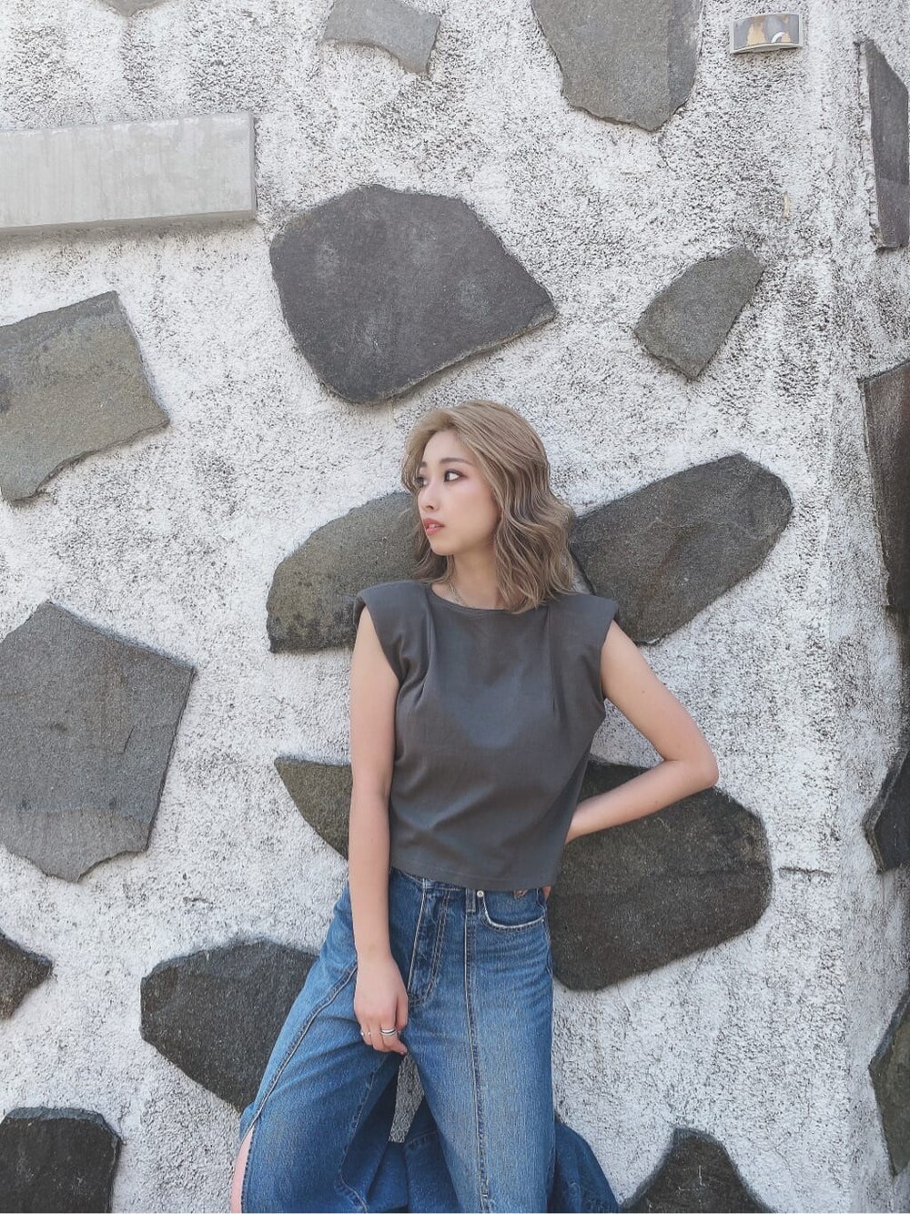 ブルー系のデニムパンツ、グレー系のTシャツ/カットソーを着用したレディースの夏コーディネートの3枚目の写真