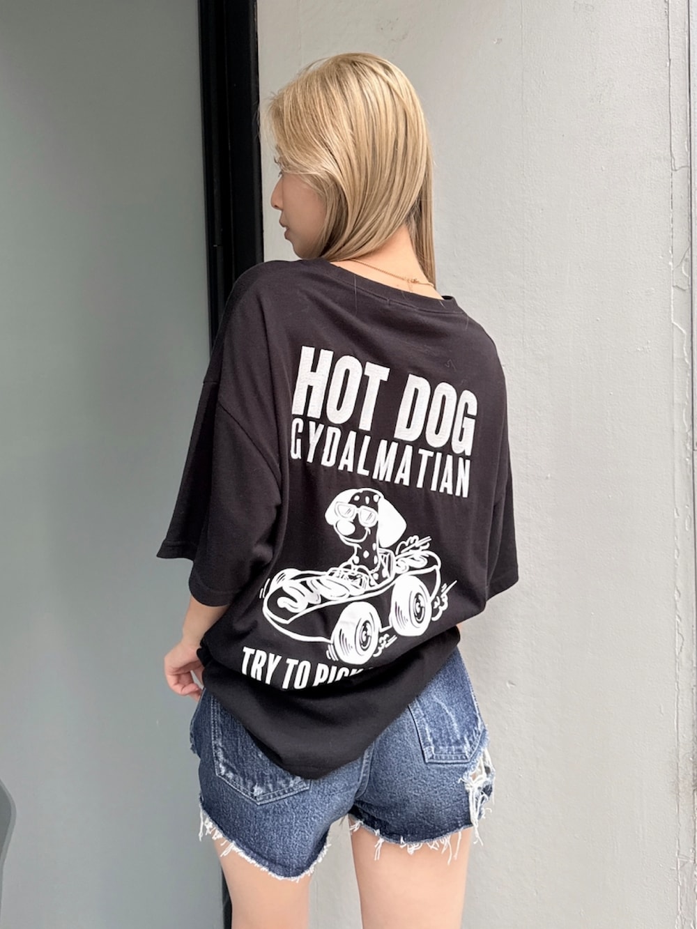 ブラック系のTシャツ/カットソーを着用したレディースの春コーディネートの2枚目の写真