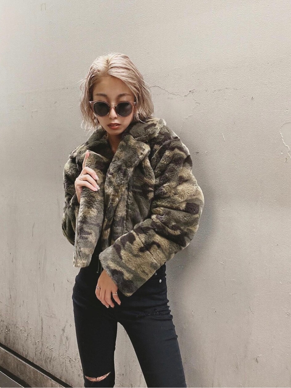 その他のライダースジャケット、ブラック系のその他パンツを着用したレディースの秋コーディネートの3枚目の写真