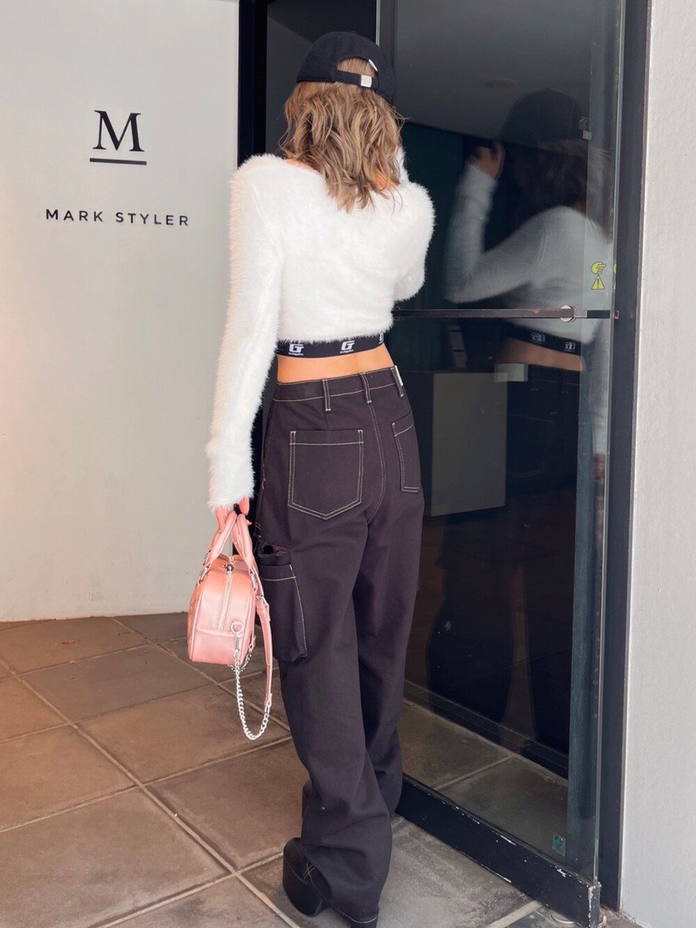 ホワイト系のニット/セーターを着用したレディースの冬コーディネートの3枚目の写真