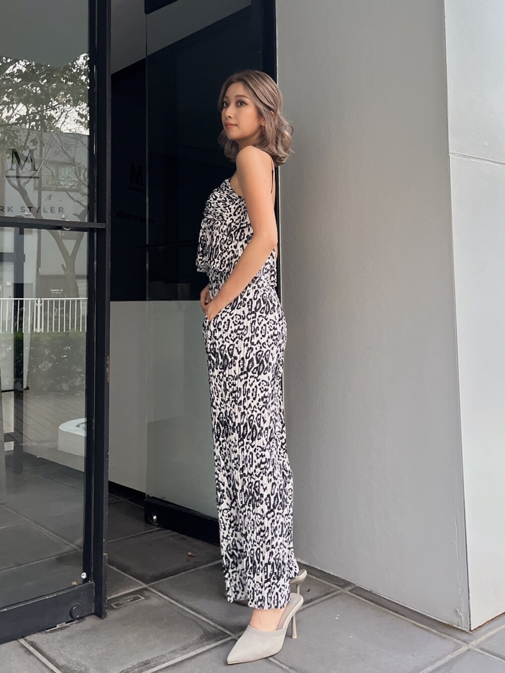 その他のその他パンツ、グレー系のキャミソールを着用したレディースの夏コーディネートの2枚目の写真