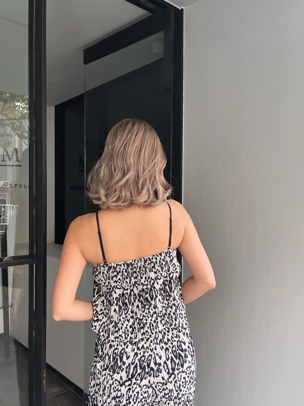 その他のその他パンツ、グレー系のキャミソールを着用したレディースの夏コーディネートの4枚目の写真