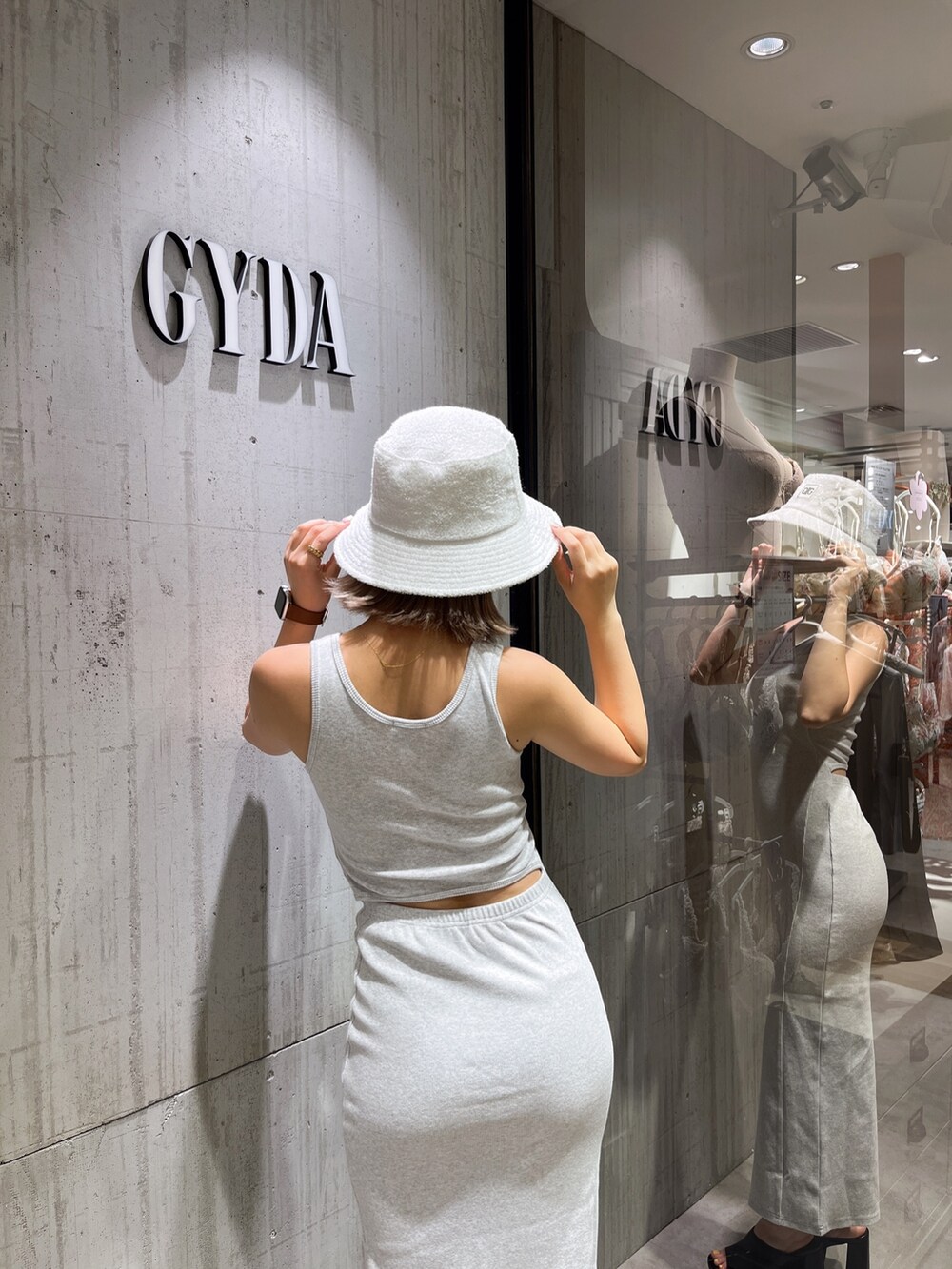 グレー系のワンピース、ブラック系のサンダルを着用したレディースの夏コーディネートの5枚目の写真