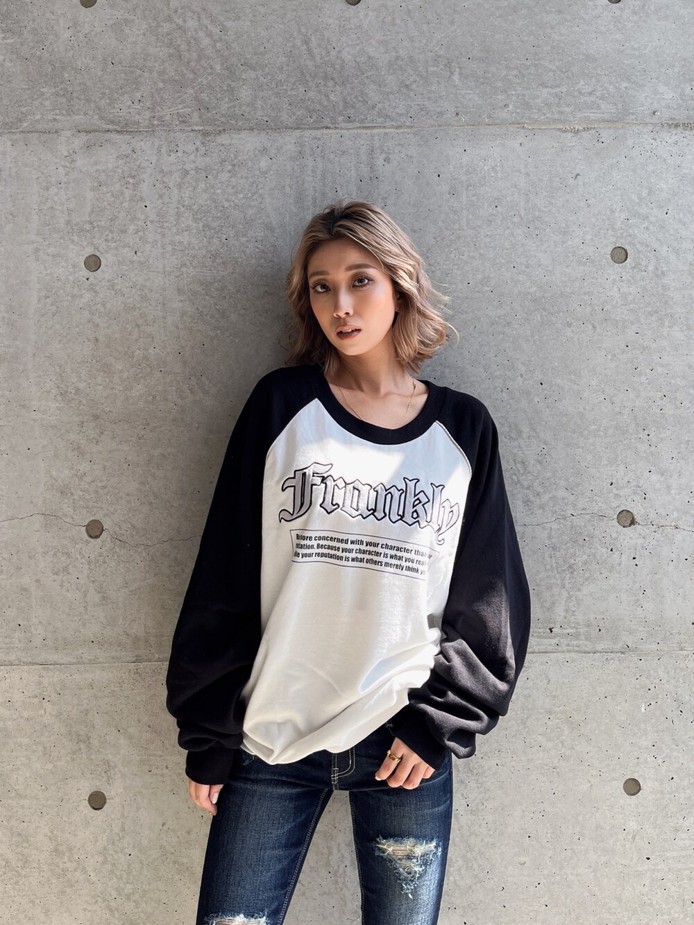 ブラック系のスウェット、ブラック系のブーツを着用したレディースの冬コーディネートの3枚目の写真