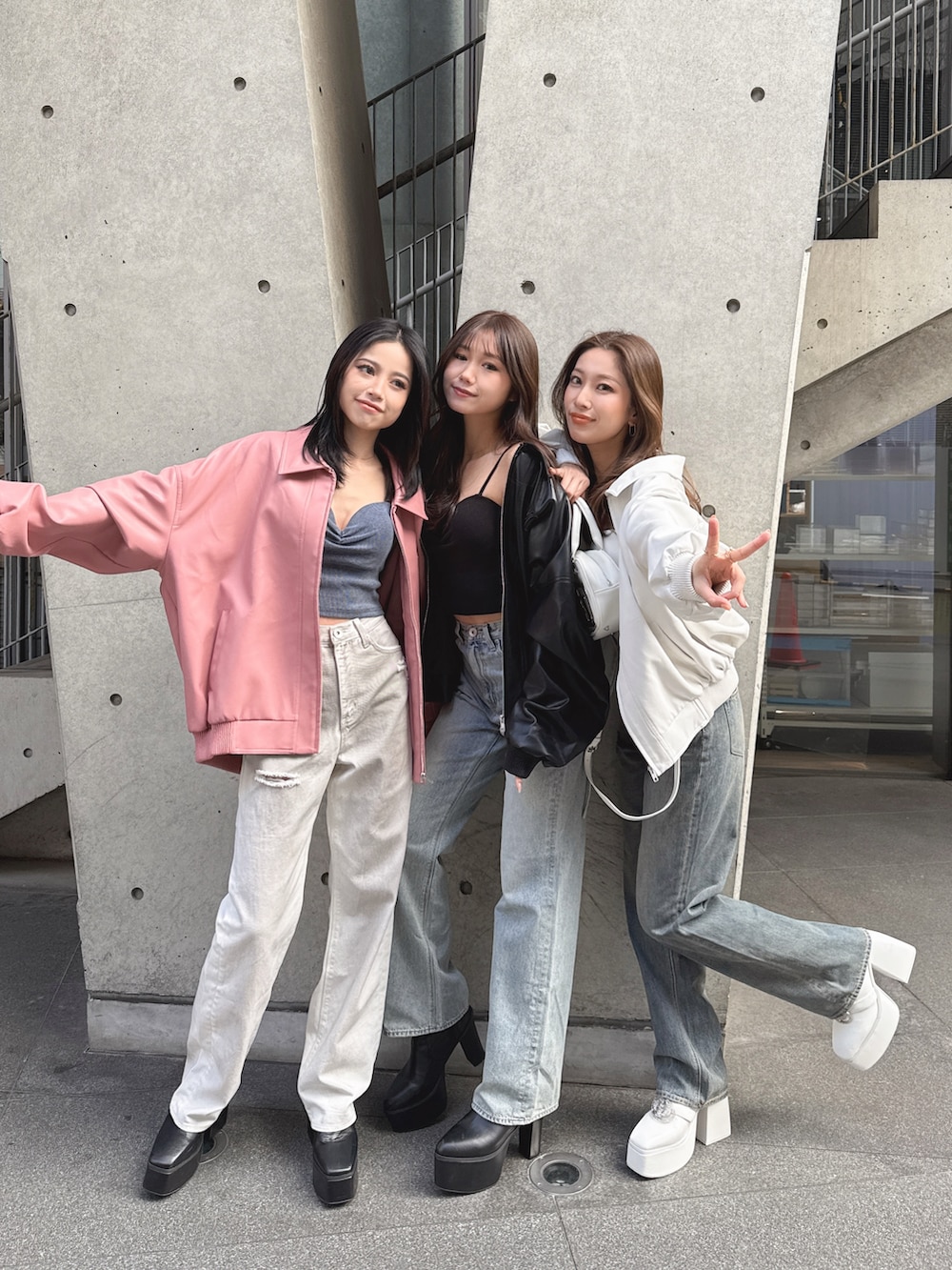 ホワイト系のブルゾン、ブルー系のデニムパンツを着用したレディースの春コーディネートの2枚目の写真