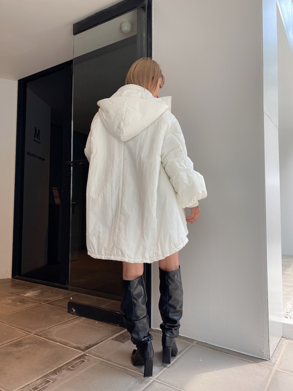ホワイト系のブルゾンを着用したレディースの冬コーディネートの4枚目の写真