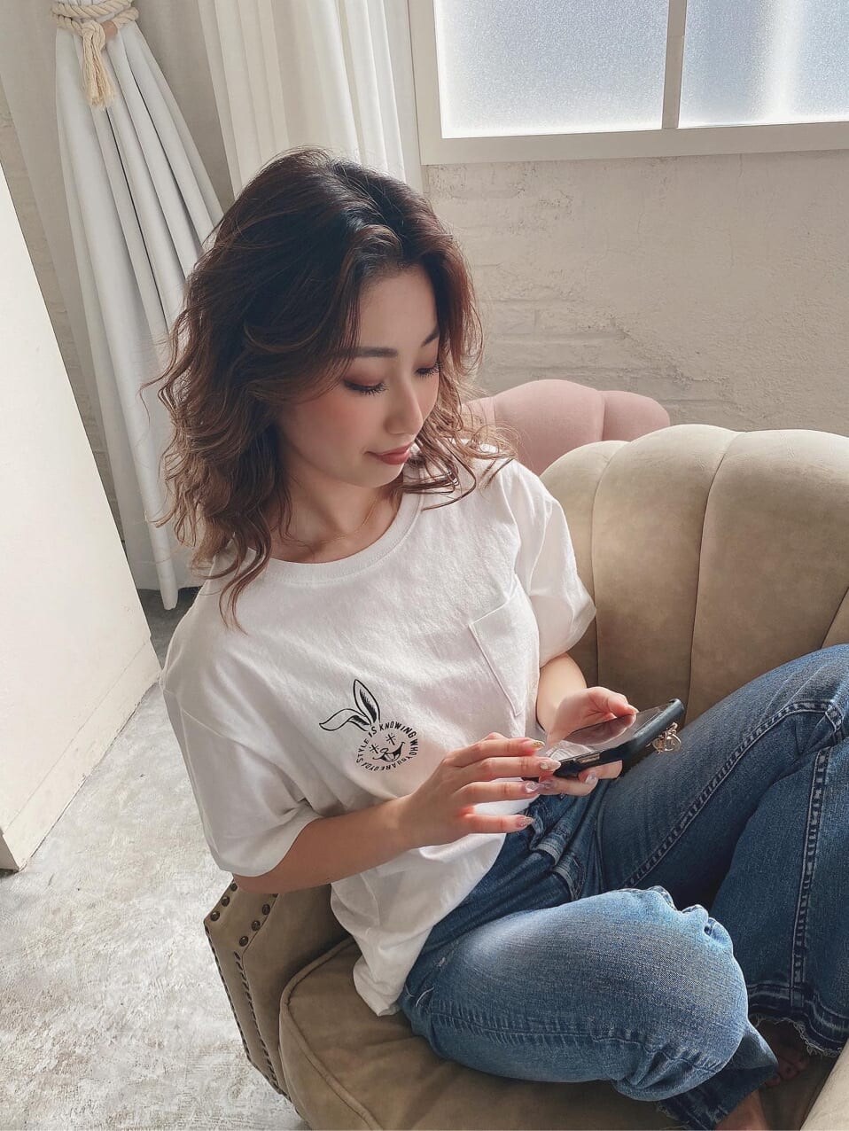 ホワイト系のTシャツ/カットソーを着用したレディースの春コーディネートの4枚目の写真