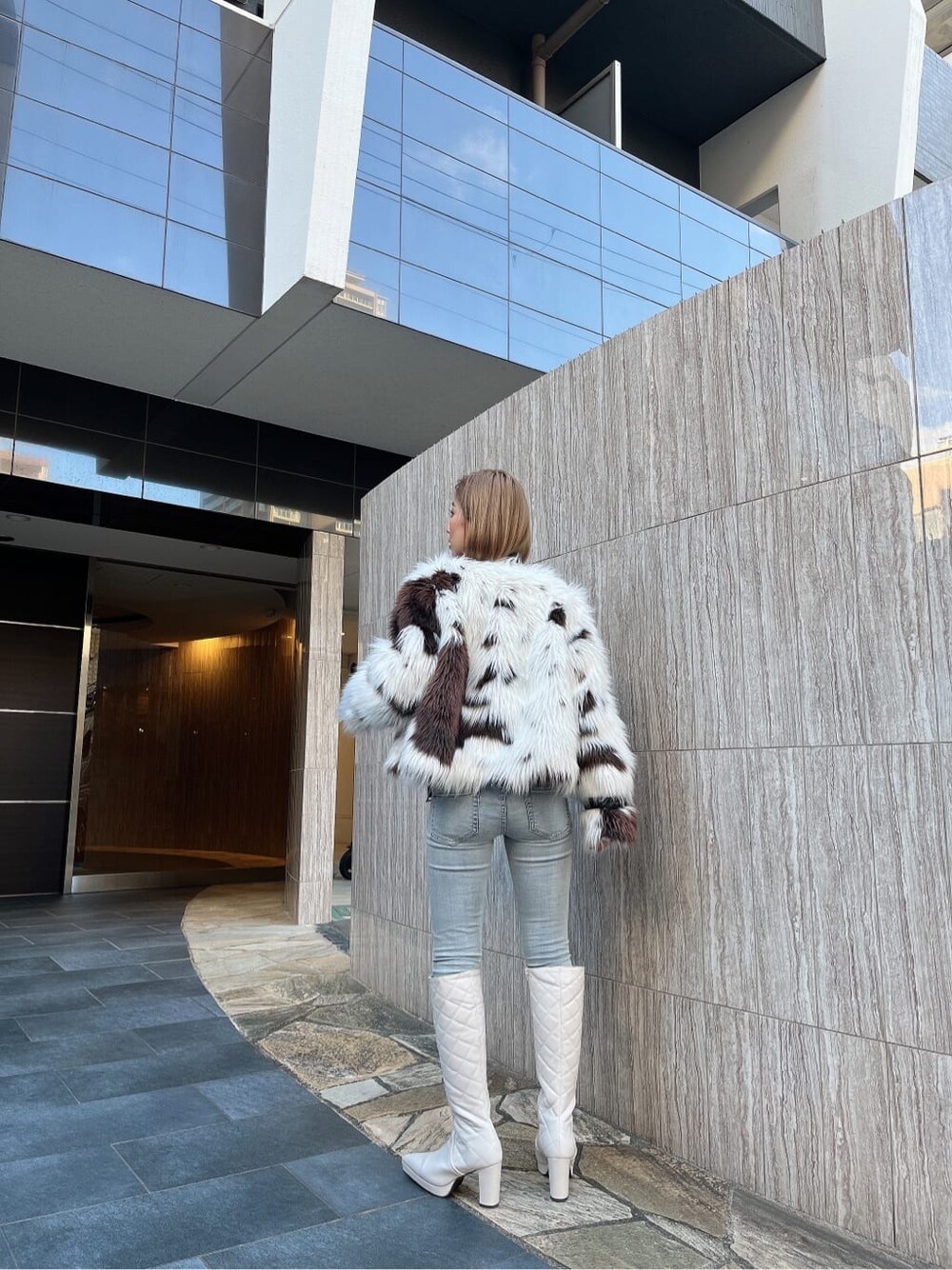 ブルー系のデニムパンツ、その他のライダースジャケット、ブルー系のデニムパンツを着用したレディースの秋コーディネートの3枚目の写真