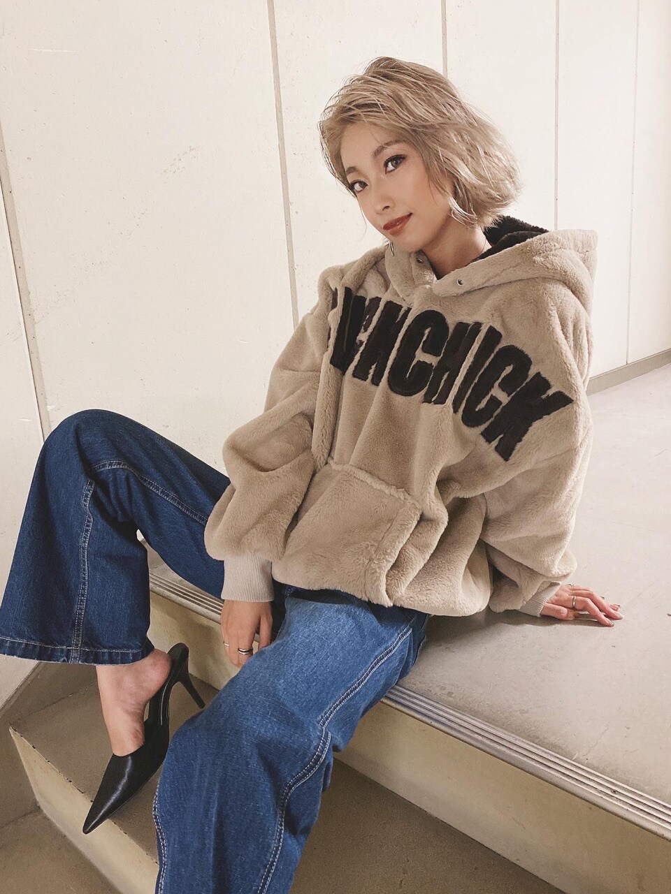 ベージュ系のパーカーを着用したレディースの秋コーディネートの2枚目の写真