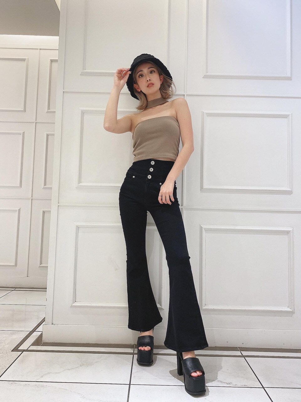 ブラック系のサンダル、ブラック系のデニムパンツを着用したレディースの春コーディネートの2枚目の写真