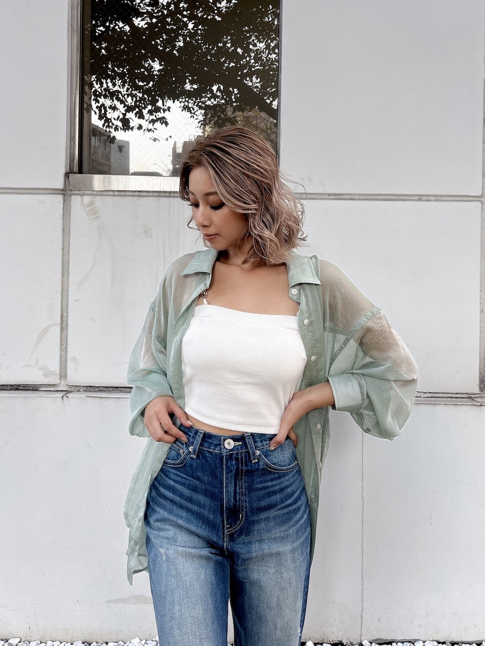 グリーン系のシャツ/ブラウス、ホワイト系のキャミソールを着用したレディースの春コーディネートの3枚目の写真