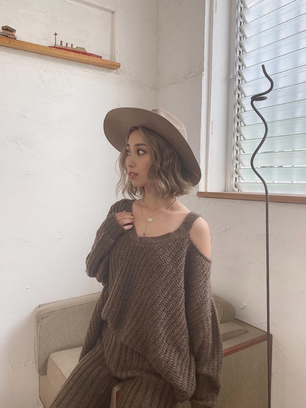 ベージュ系のハットを着用したレディースの冬コーディネートの2枚目の写真