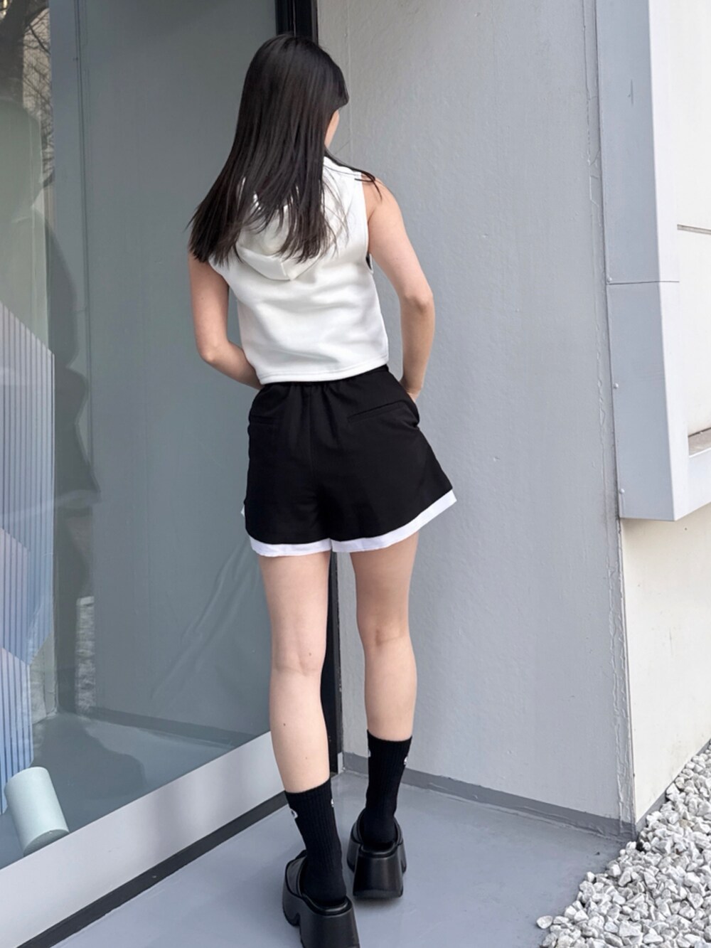 ホワイト系のパーカー、グレー系のその他パンツを着用したレディースの夏コーディネートの2枚目の写真