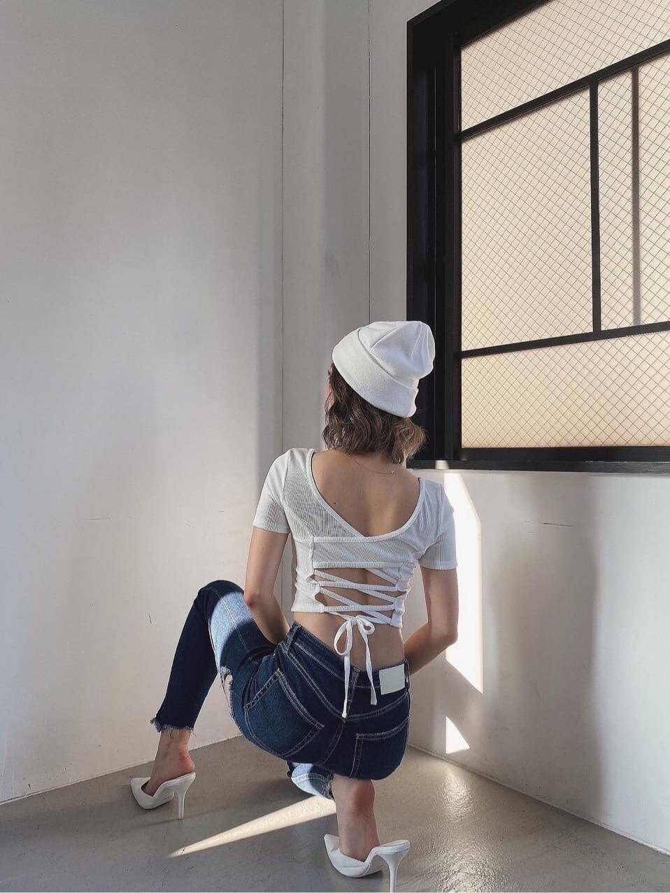 ホワイト系のパンプス、ブルー系のデニムパンツ、ホワイト系のTシャツ/カットソーを着用したレディースの夏コーディネートの3枚目の写真