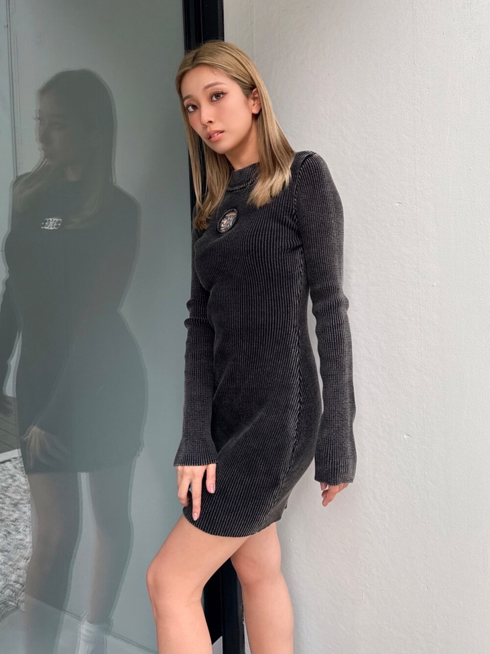 ブルー系のワンピース、ホワイト系のブーツを着用したレディースの冬コーディネートの4枚目の写真