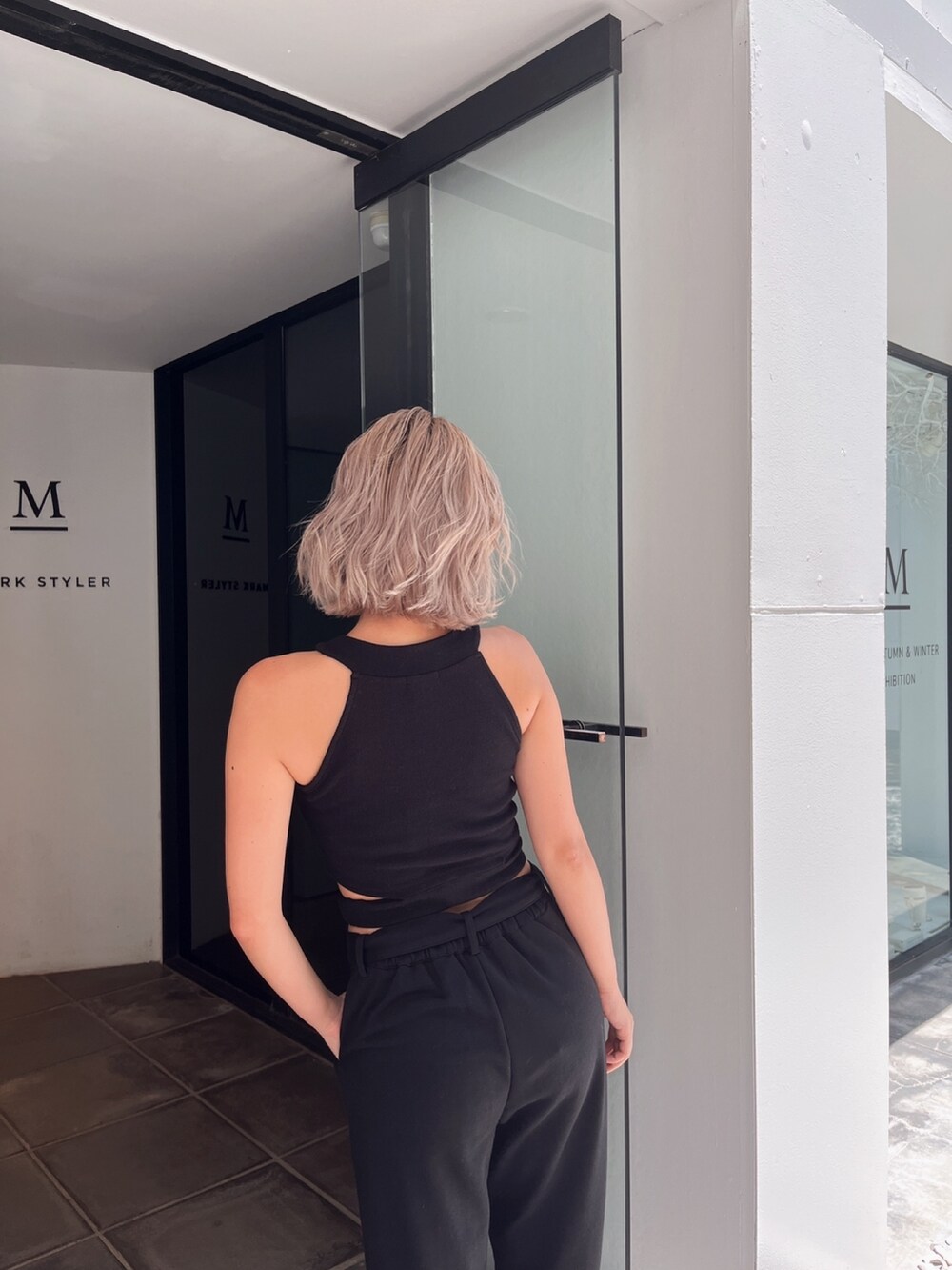 ブラック系のタンクトップ、ブラック系のスウェットパンツを着用したレディースの冬コーディネートの4枚目の写真