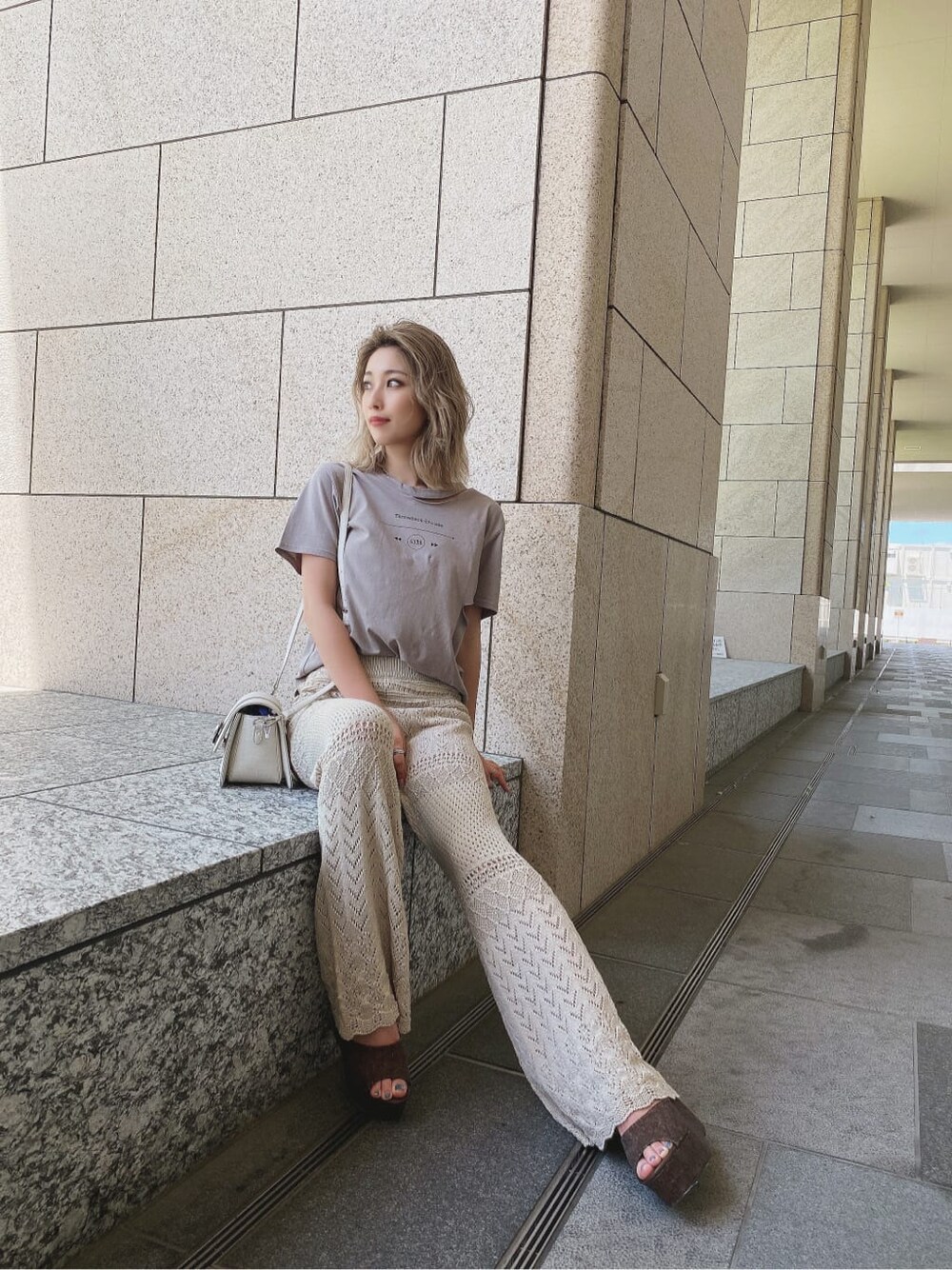 ベージュ系のTシャツ/カットソー、ブラウン系のサンダル、ホワイト系のその他パンツを着用したレディースの夏コーディネートの2枚目の写真