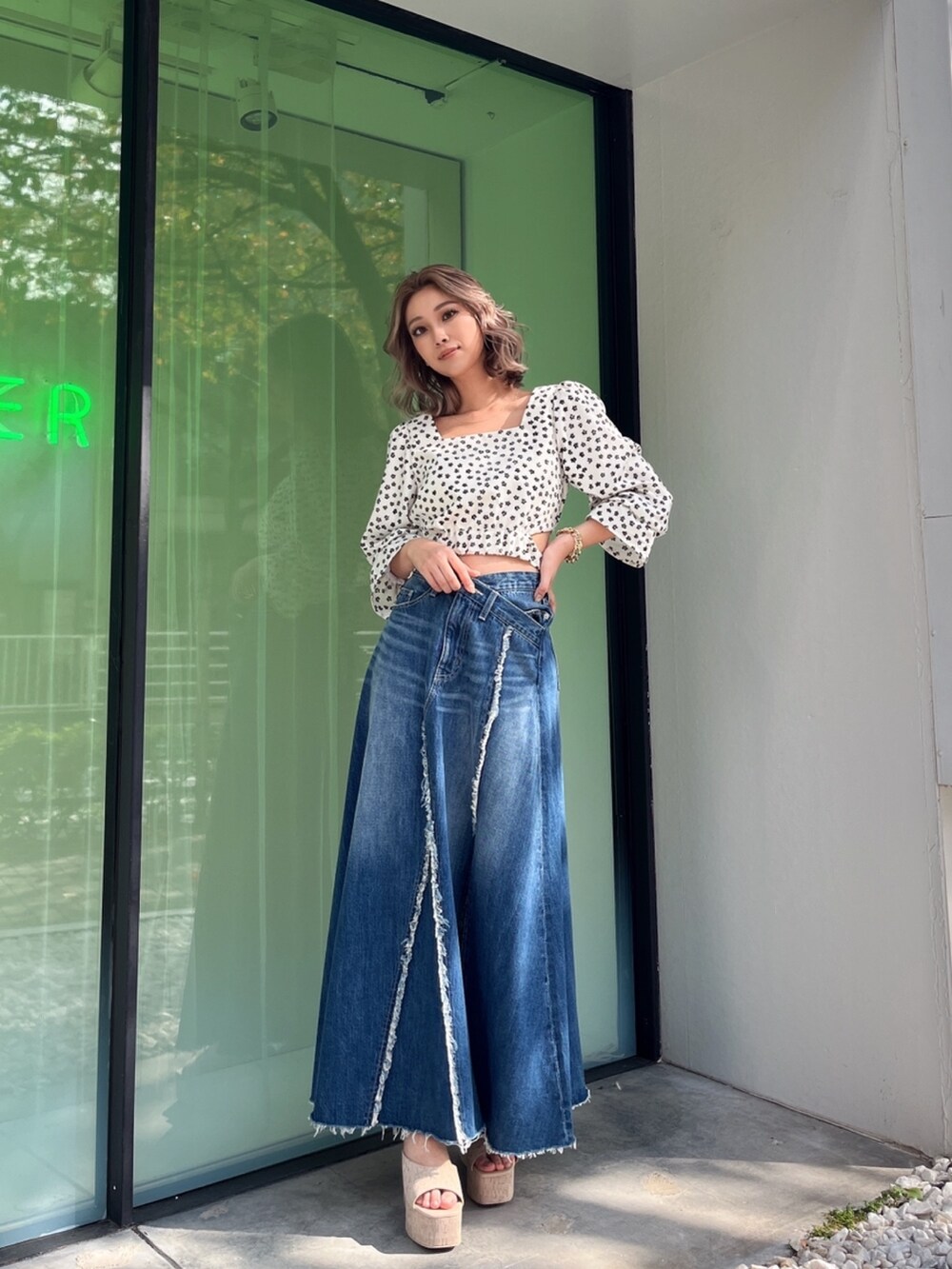 その他のシャツ/ブラウスを着用したレディースの春コーディネートの2枚目の写真