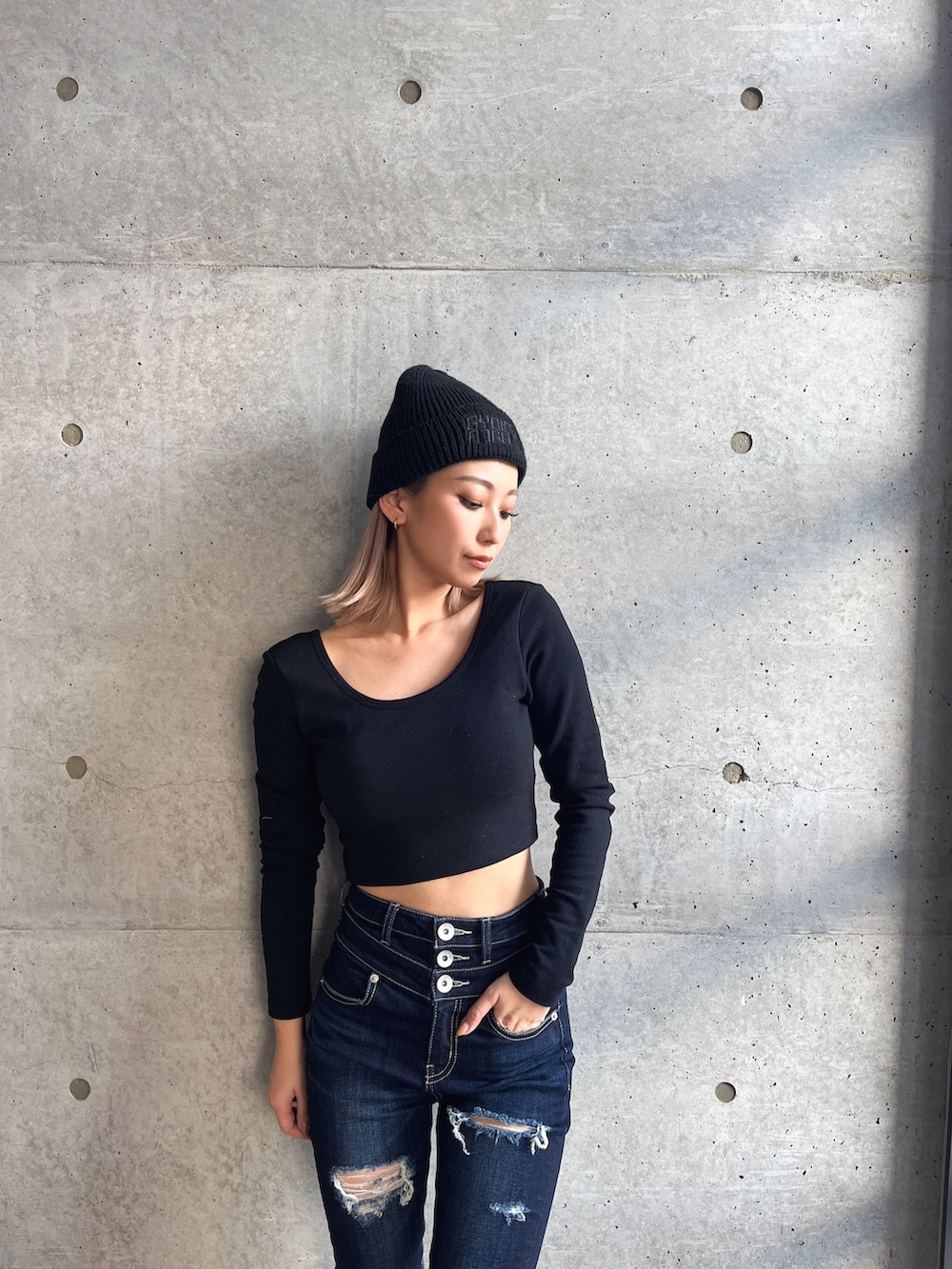 ホワイト系のTシャツ/カットソー、ブラック系のブーツ、ブルー系のデニムパンツを着用したレディースの冬コーディネートの3枚目の写真