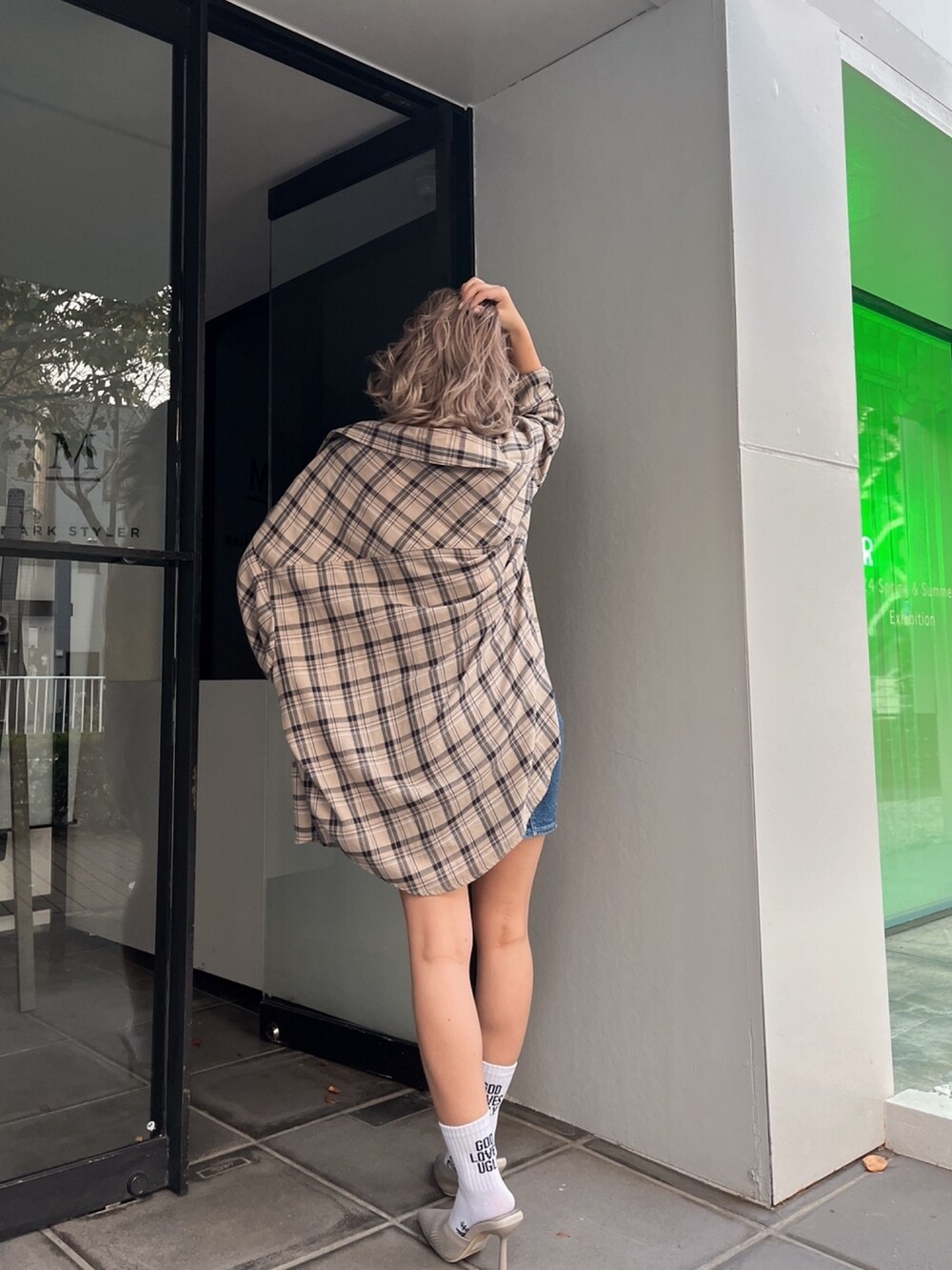 ブルー系のワンピース、ベージュ系のシャツ/ブラウスを着用したレディースの春コーディネートの4枚目の写真