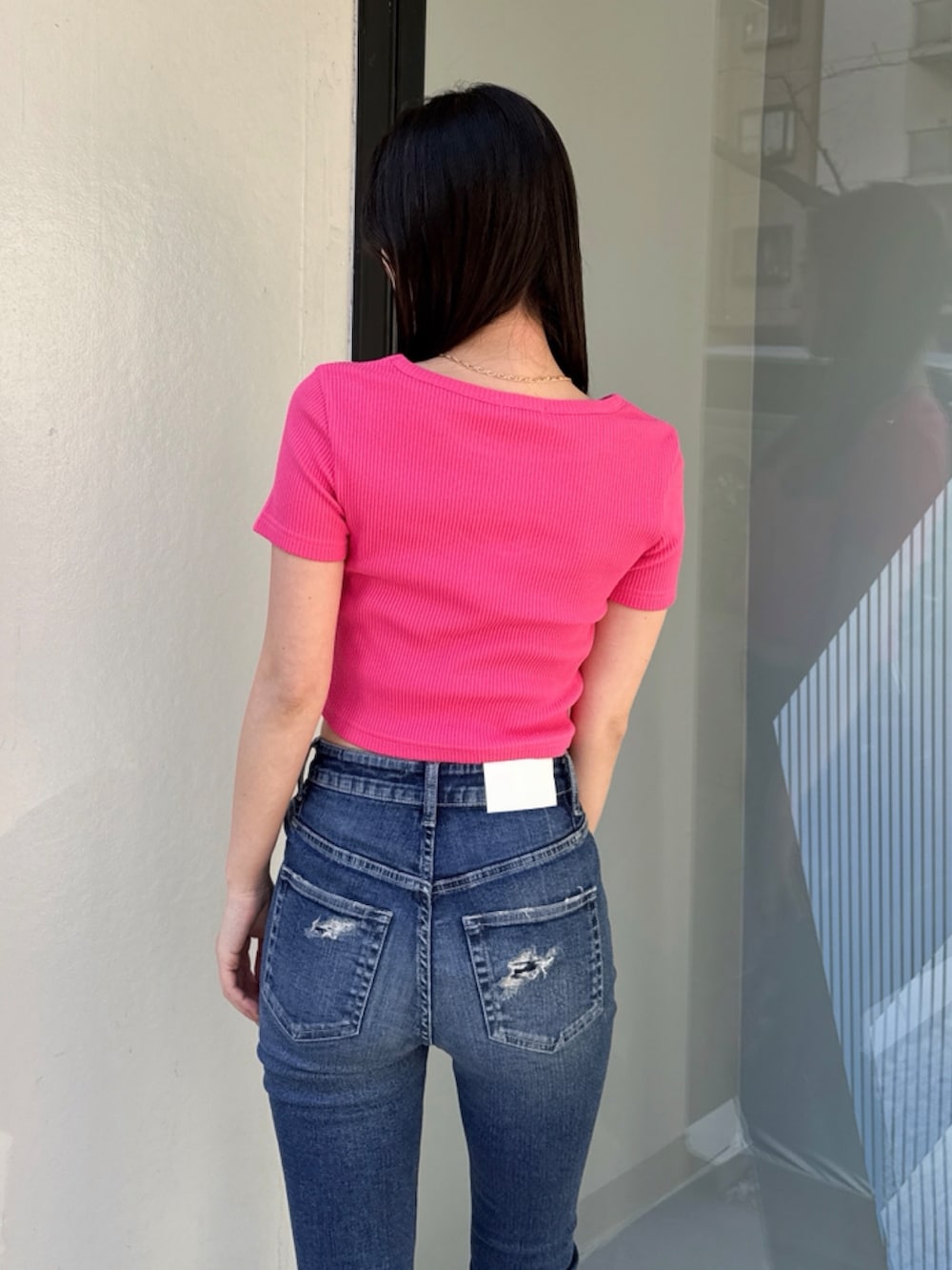 ブルー系のデニムパンツ、グリーン系のTシャツ/カットソーを着用したレディースの秋コーディネートの3枚目の写真