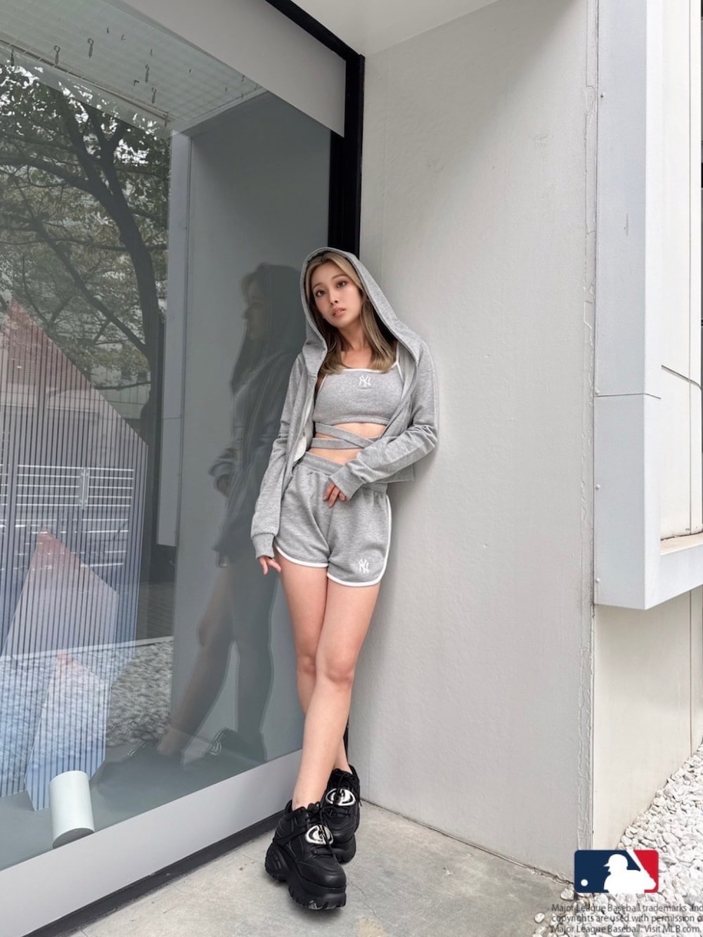 グレー系のパーカー、グレー系のその他パンツ、グレー系のキャミソールを着用したレディースの春コーディネートの2枚目の写真