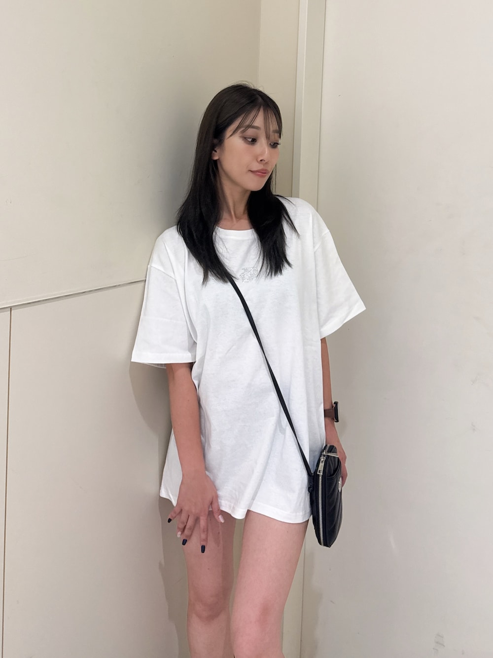 ホワイト系のTシャツ/カットソー、ブラック系のスニーカーを着用したレディースの夏コーディネートの4枚目の写真