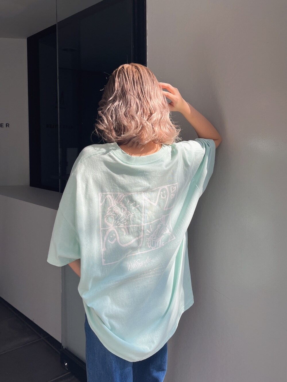 グリーン系のTシャツ/カットソーを着用したレディースの春コーディネートの2枚目の写真