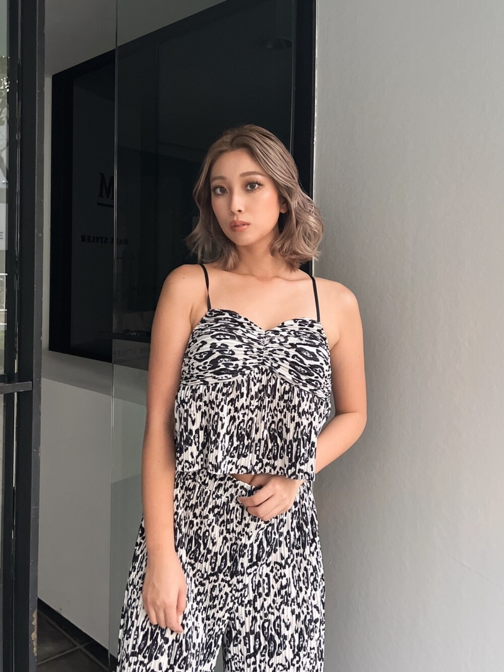 その他のその他パンツ、グレー系のキャミソールを着用したレディースの夏コーディネートの3枚目の写真