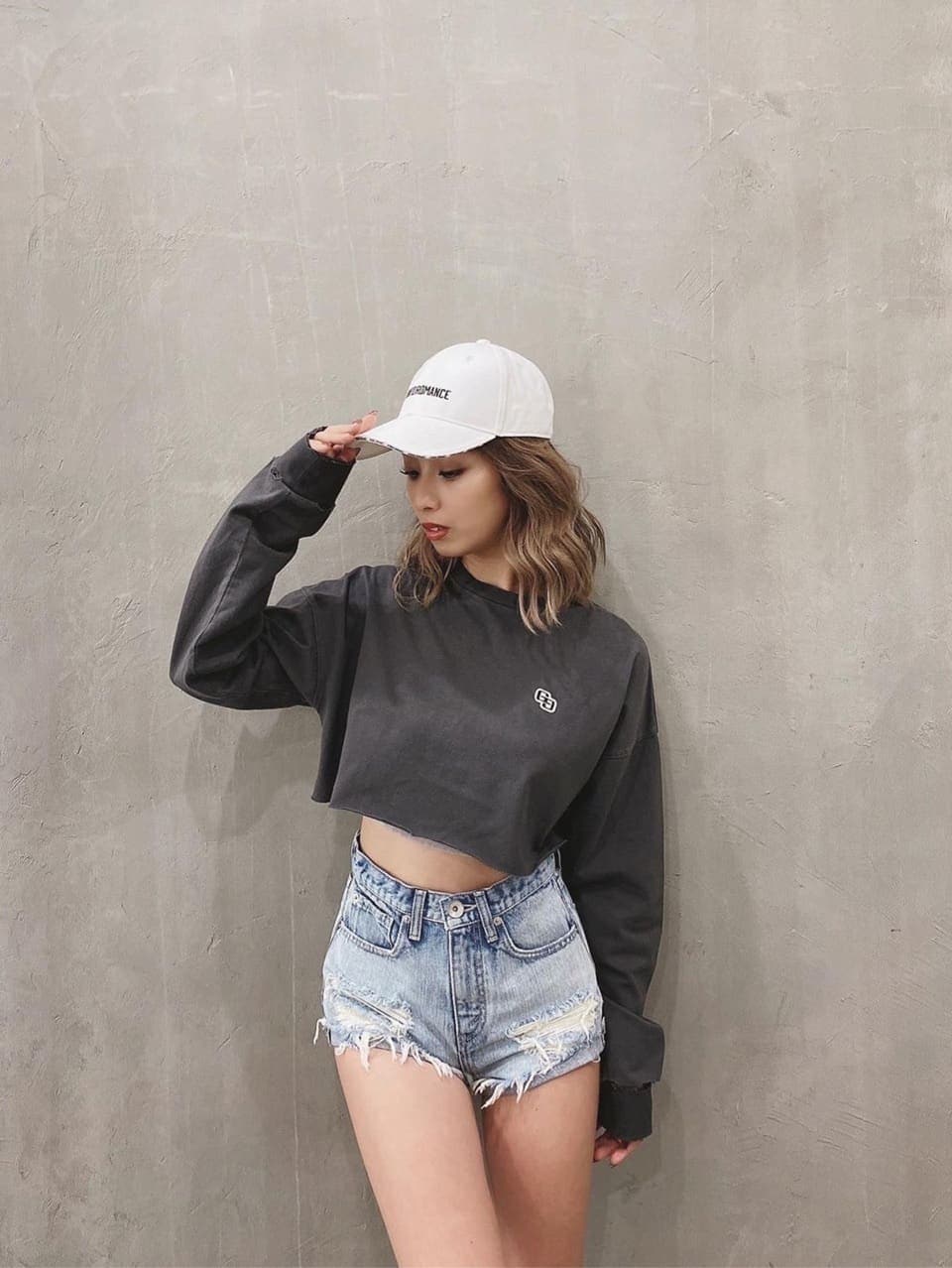 ブルー系のその他パンツ、グレー系のTシャツ/カットソー、その他のサンダルを着用したレディースの春コーディネートの2枚目の写真