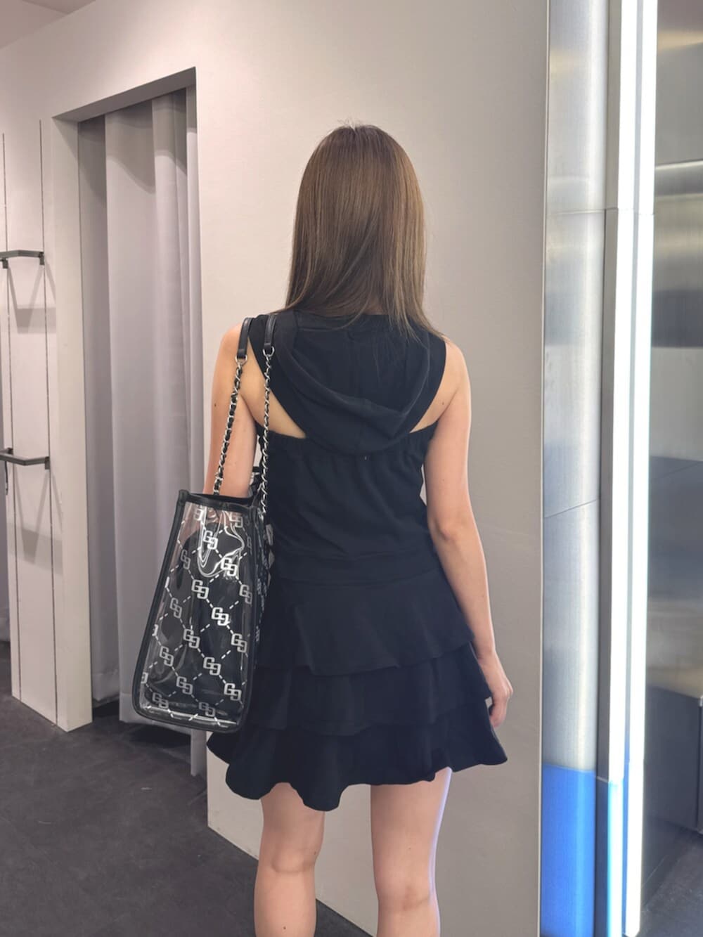 ブラック系のサンダル、ブラック系のトートバッグ、ブラック系のワンピースを着用したレディースの夏コーディネートの4枚目の写真