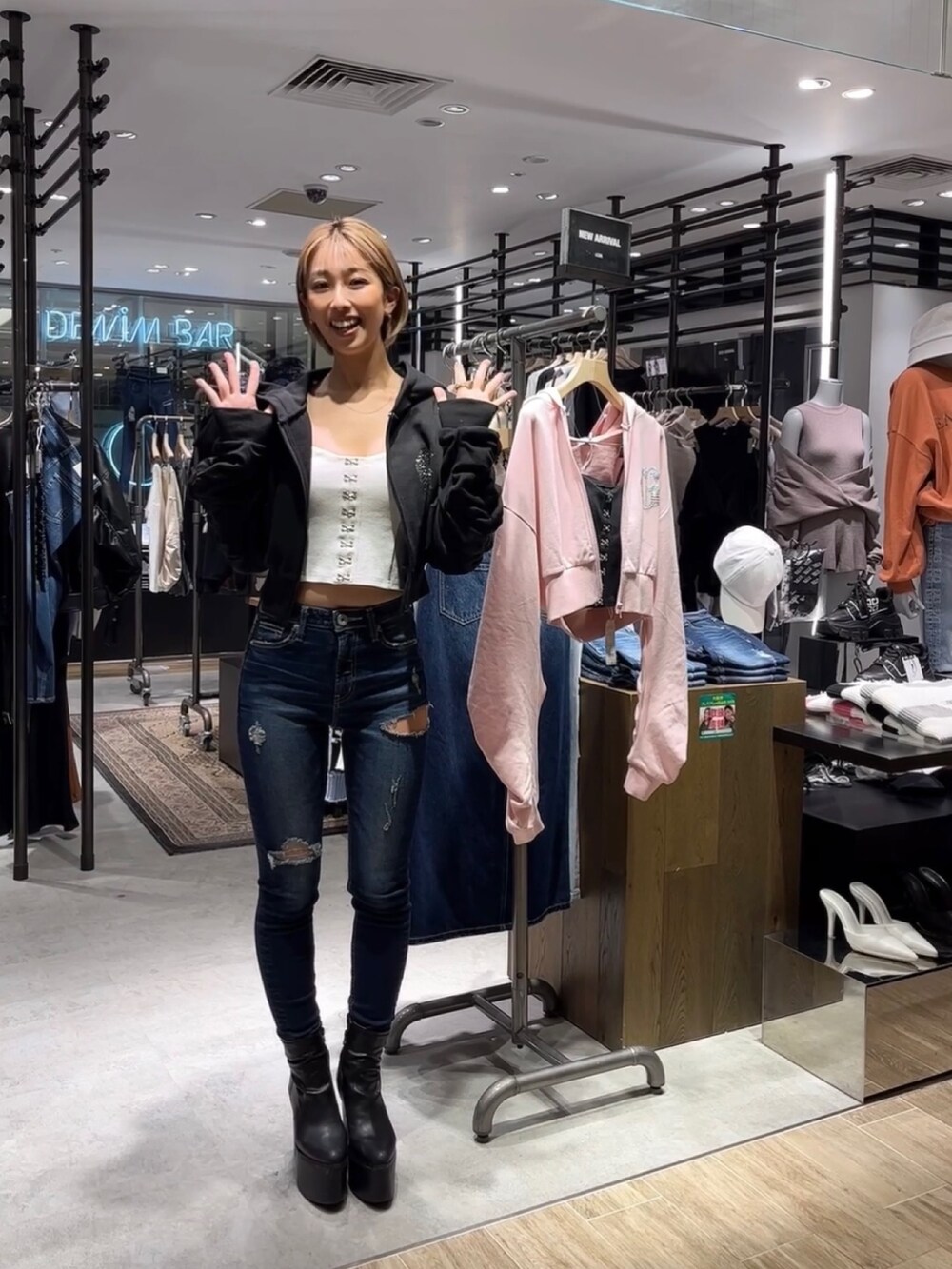 オレンジ系のTシャツ/カットソー、ブルー系のデニムパンツ、ベージュ系のシャツ/ブラウスを着用したレディースの冬コーディネートの2枚目の写真