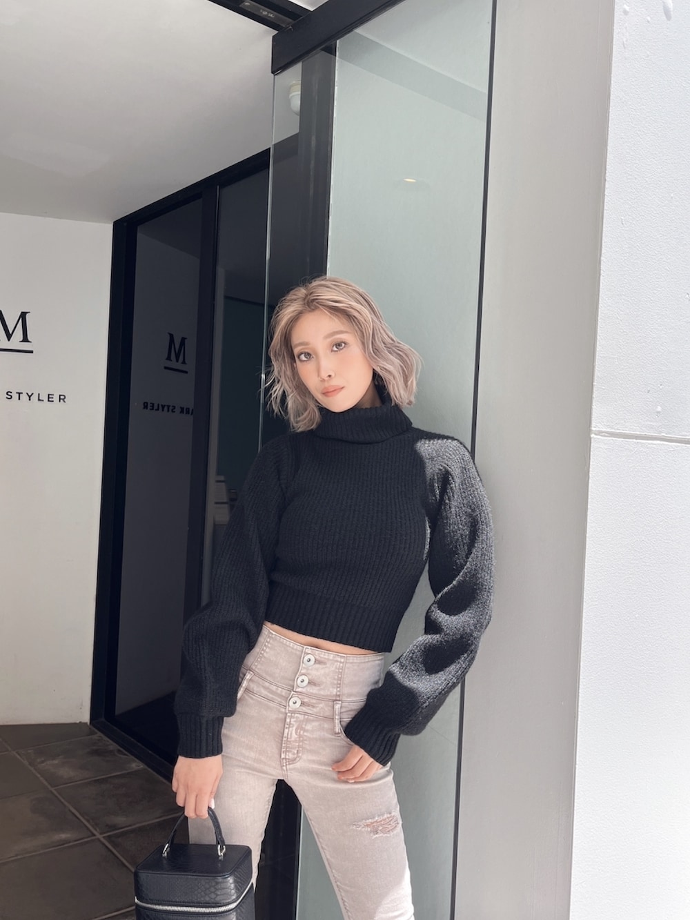 ベージュ系のその他パンツ、ブラック系のブーツを着用したレディースの冬コーディネートの5枚目の写真